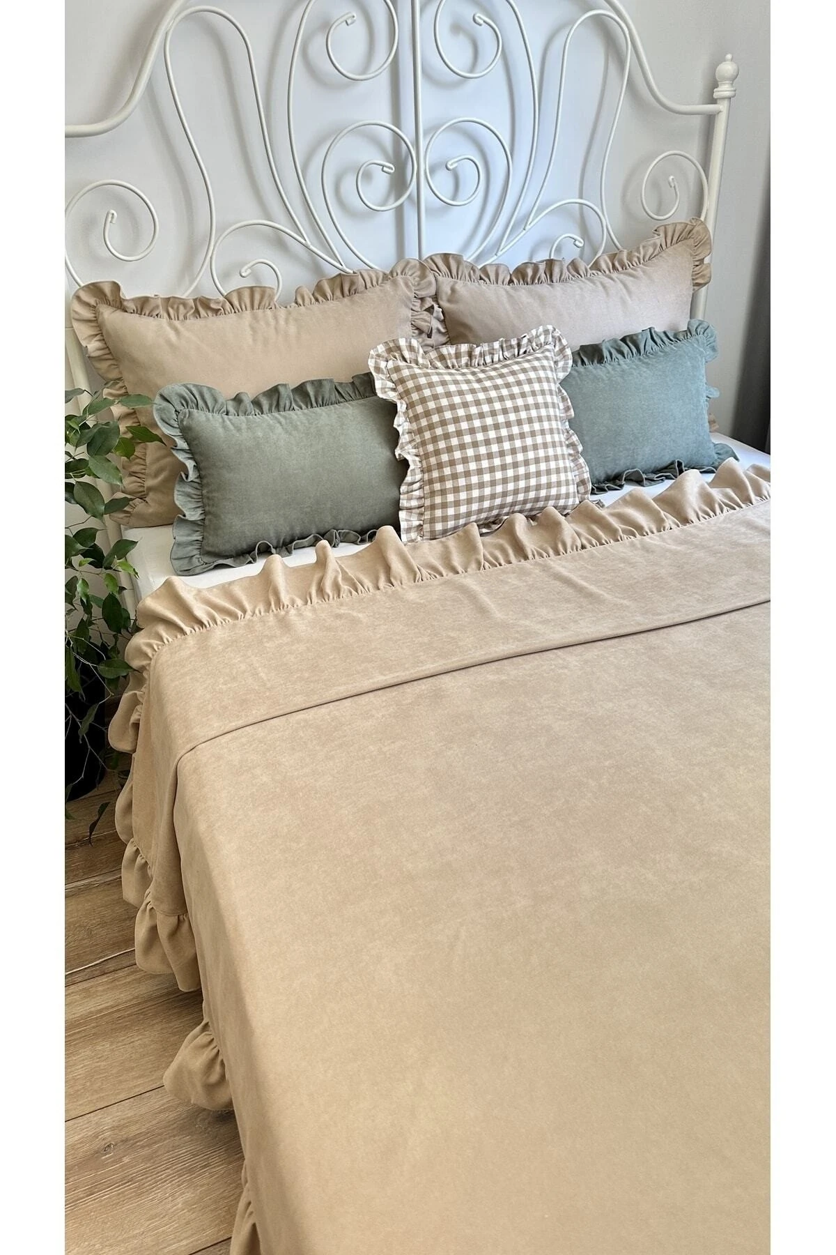 Vintage Adaçayı Yeşili Fırfırlı Yatak Örtüsü Çift Kişilik 3 Parça - Vanilya