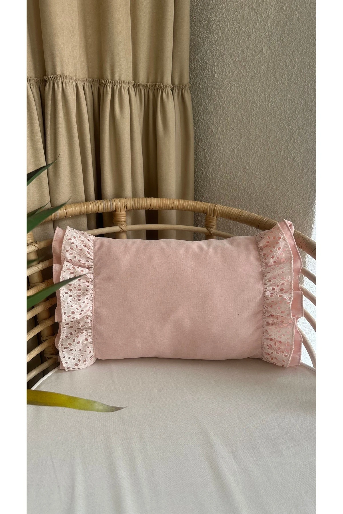 Toz Pembe Dantel Detaylı Dekoratif Kırlent Kılııf