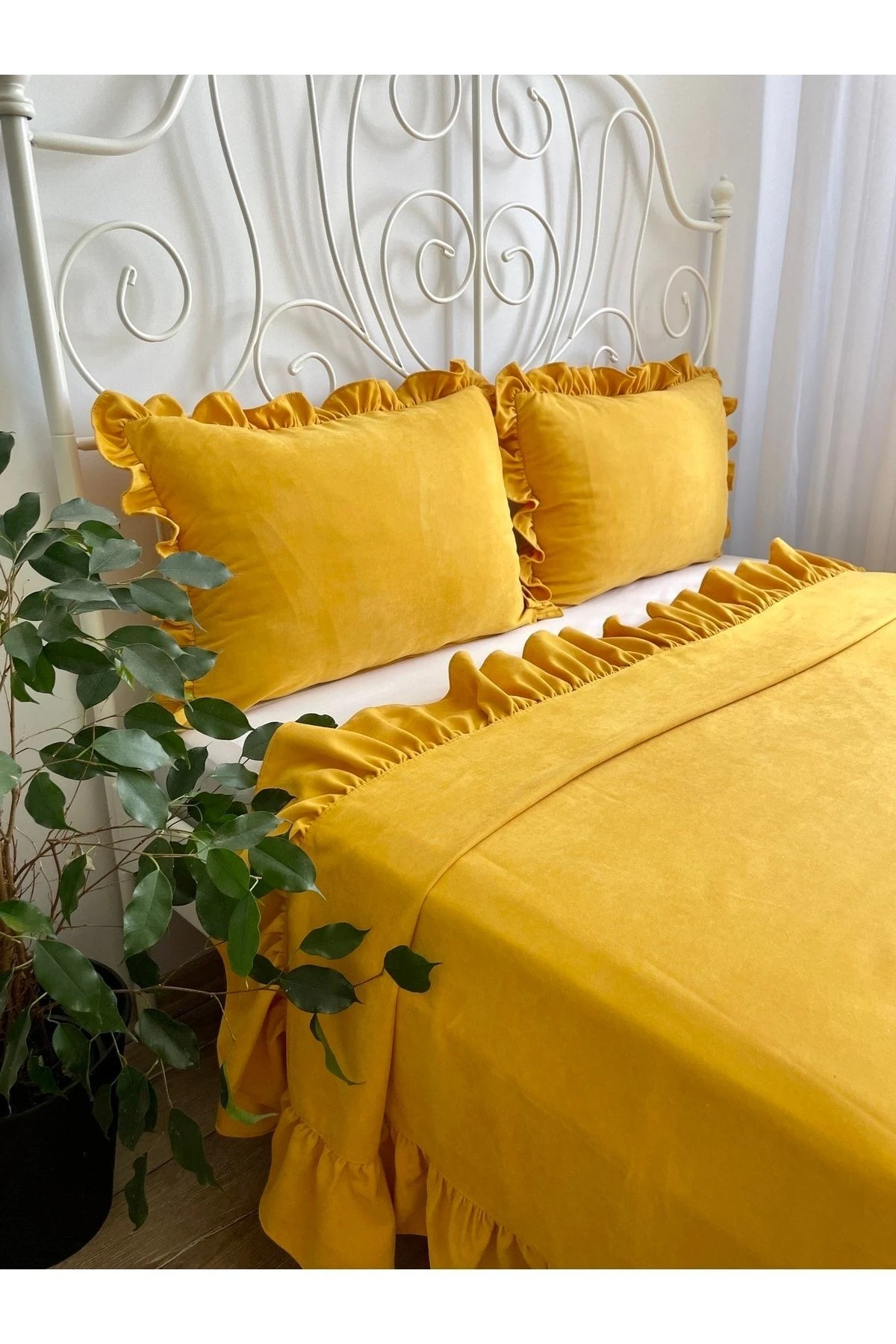 Vintage Adaçayı Yeşili Fırfırlı Yatak Örtüsü Çift Kişilik 3 Parça - Sarı