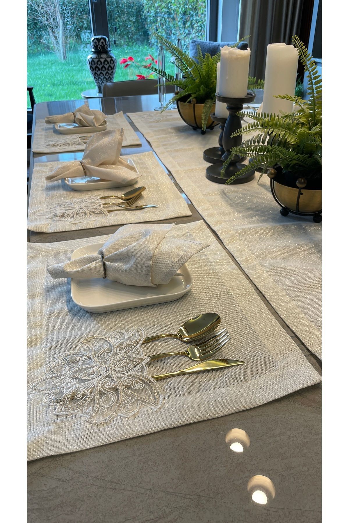 12 Kişilik Linen Fransız Dantelli Gold Simli Ekru Amerikan Servis Ve Runner Set 13 PARÇA (PEÇETESİZ)