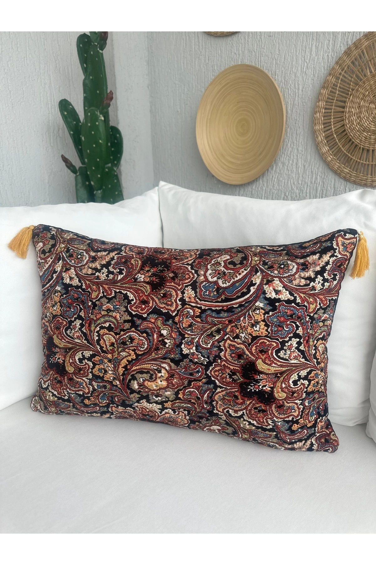 Dokuma Kumaş Siyah Renkli Çiçek Nakışlı Püsküllü Etnik Desen Kırlent Kılıfı