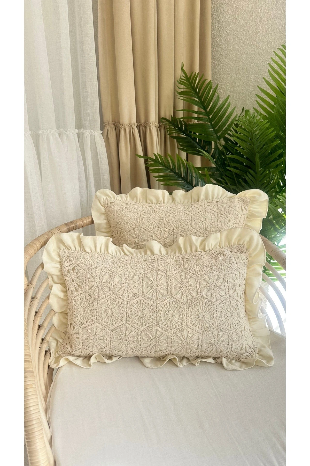 Ekru Dantel ve Fırfır Detaylı Tasarım Kırlent Kılıfı