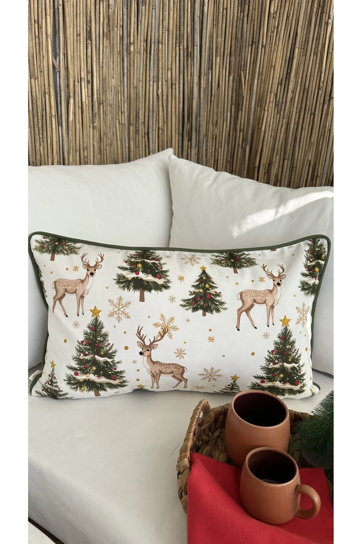 Yeni Yıl Temalı Ceylan Desenli Beyaz Yeşil Bej Gold Kırlent Kılıfı Yılbaşı