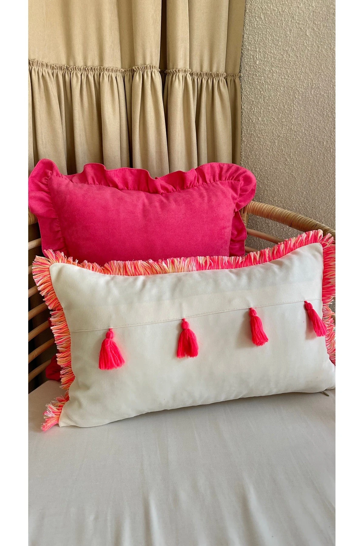 Ekru Pembe Püsküllü Kırlent Kılıfı 1 adet