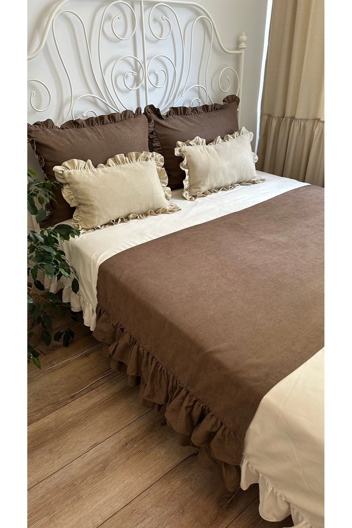 Kahverengi Rengi Çift Kat Fırfırlı Yatak Runner ve Yastık Kılıfı Çift Kişilik 3 PARÇA