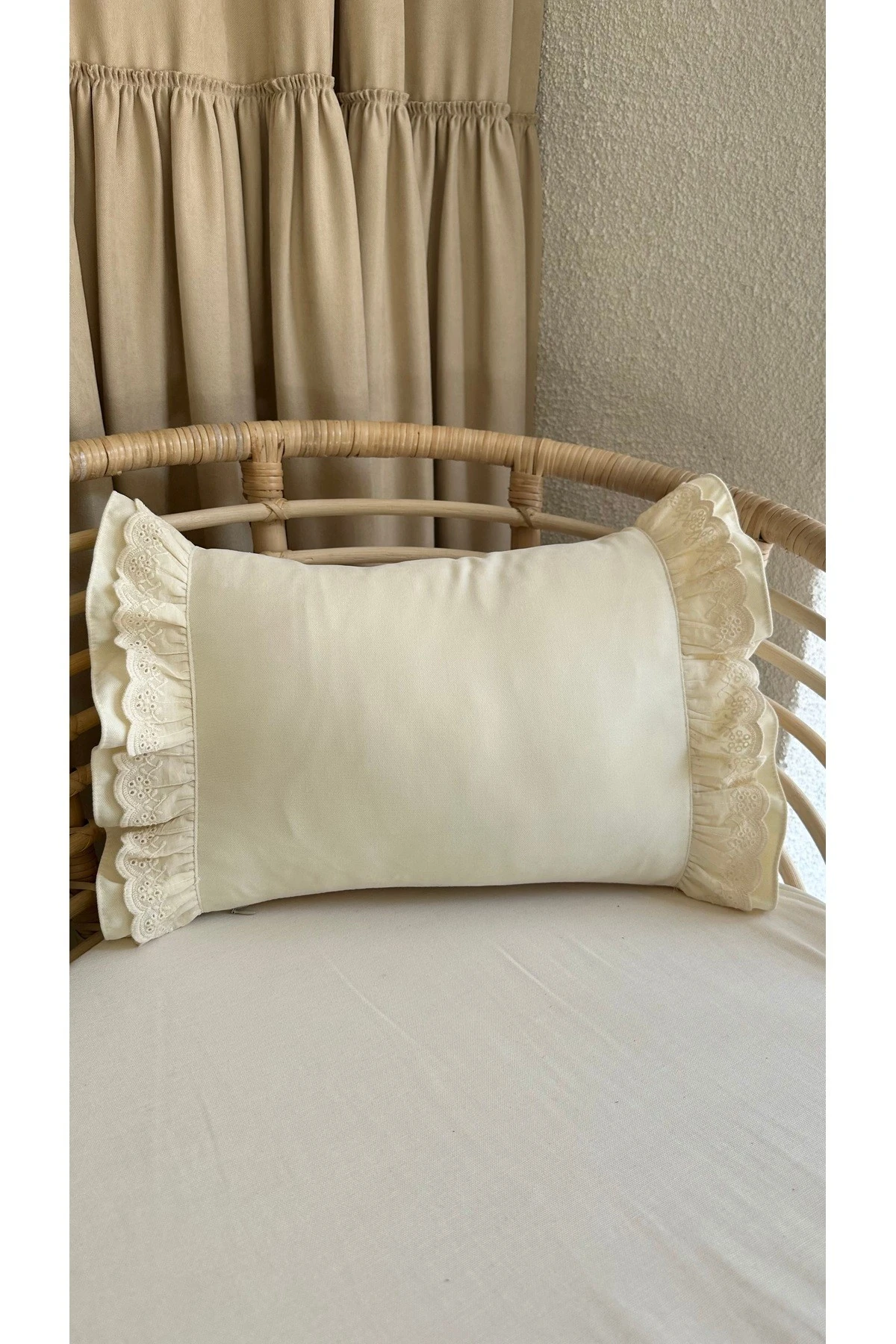 Fisto Detaylı Fırfırlı Dikdörtgen Ekru Rengi Kırlent Kılıfı Bohem Kırlent Kılıfı