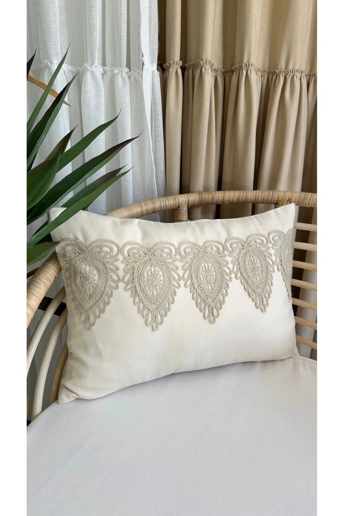 Dantel Detaylı Krem Dikdörtgen Kırlent Kılıfı 50 x 30