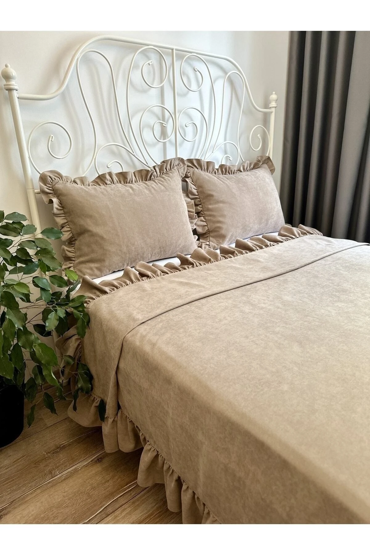 Vintage Adaçayı Yeşili Fırfırlı Yatak Örtüsü Çift Kişilik 3 Parça - Bej