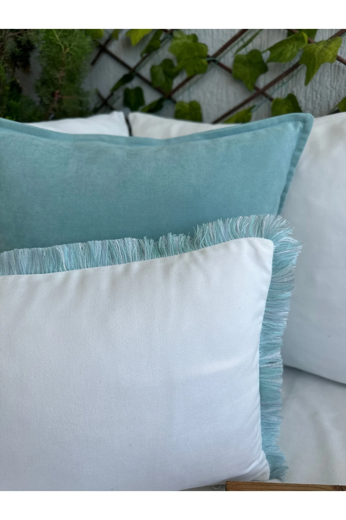 Mavi Püsküllü Beyaz Kırlent Kılıfı