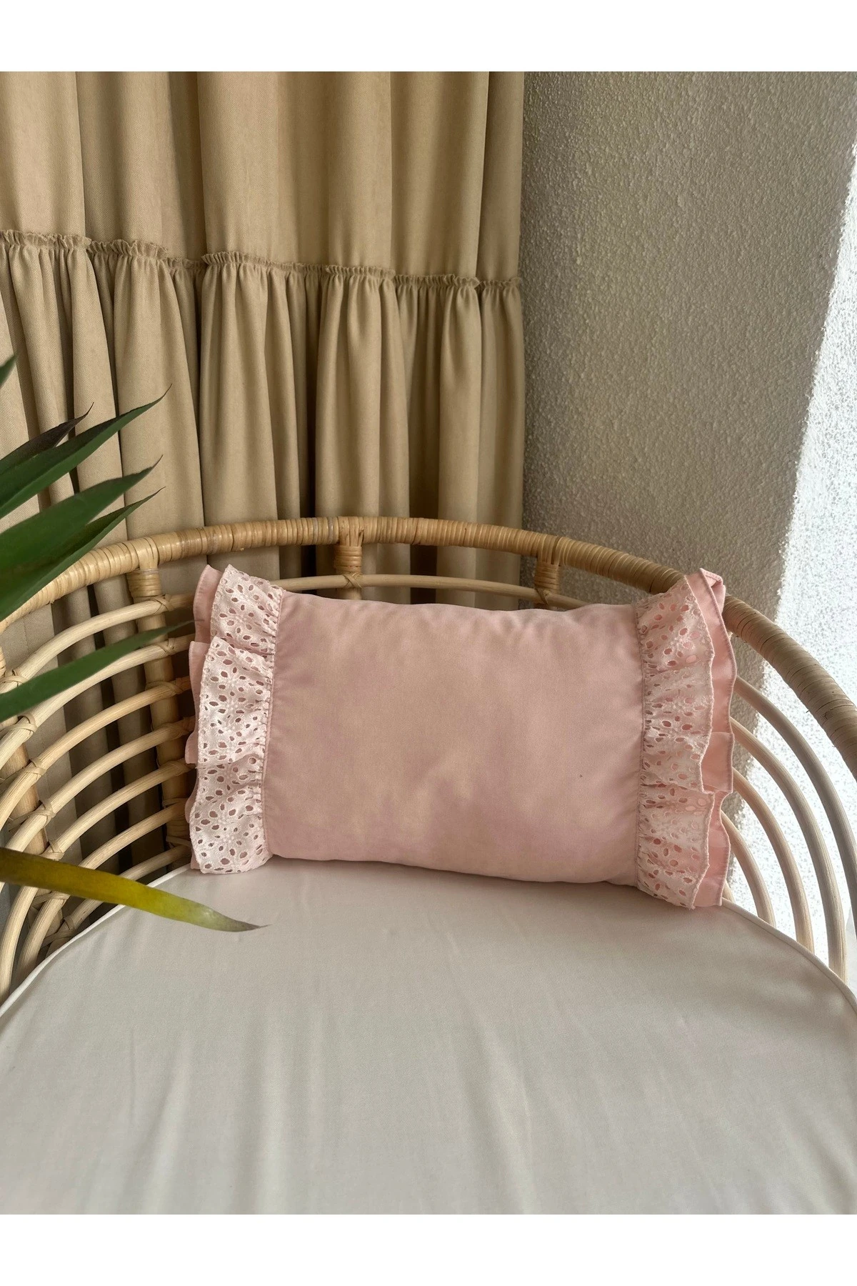 Toz Pembe Dantel Detaylı Dekoratif Kırlent Kılııf