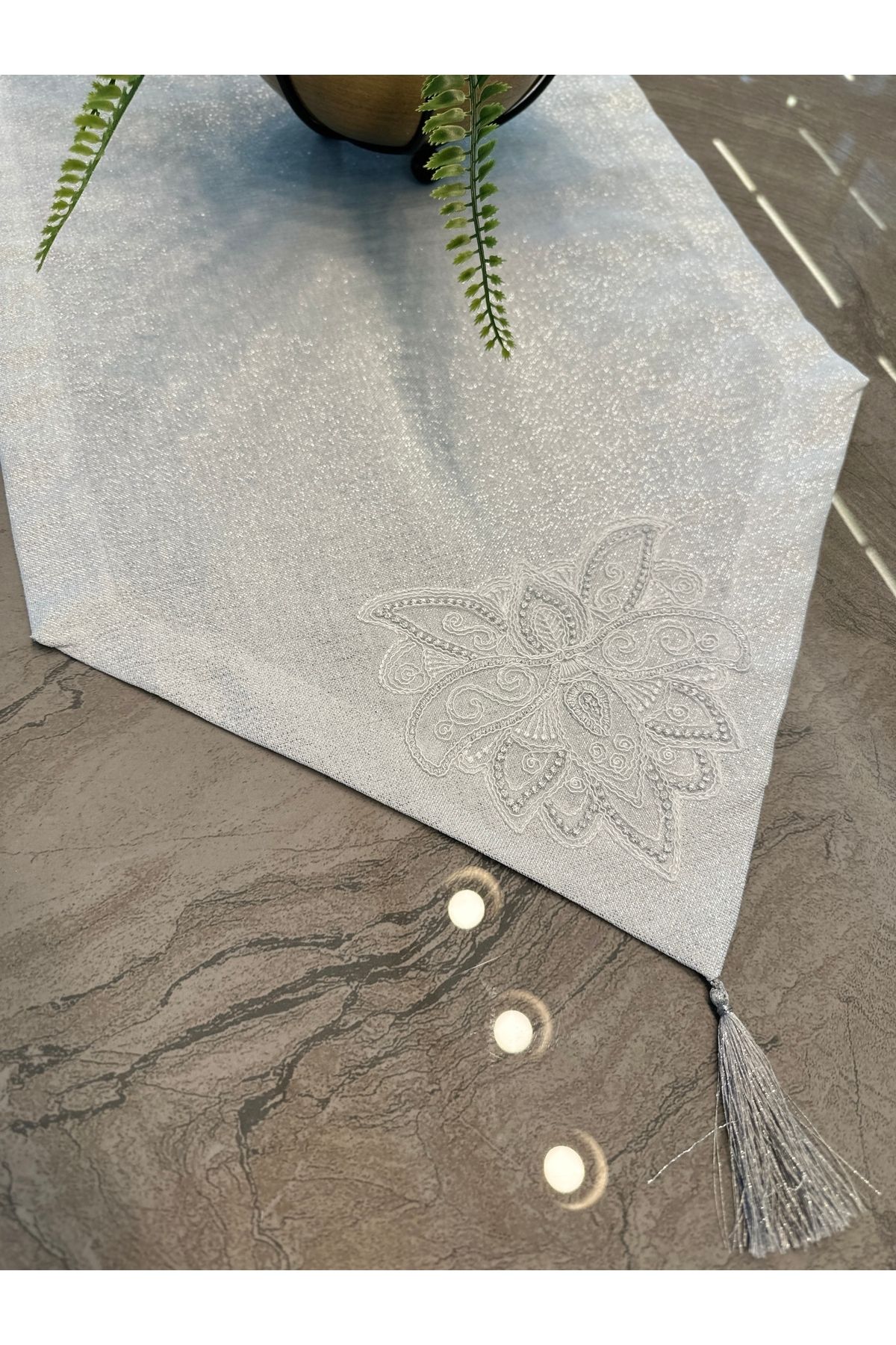 Fransız Dantelli Köşe Püsküllü Simli Runner