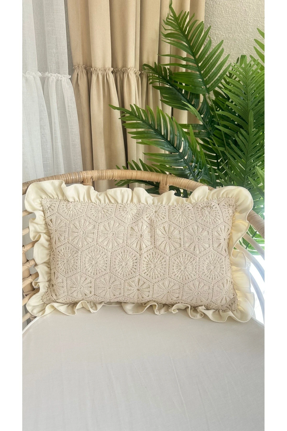 Ekru Dantel ve Fırfır Detaylı Tasarım Kırlent Kılıfı