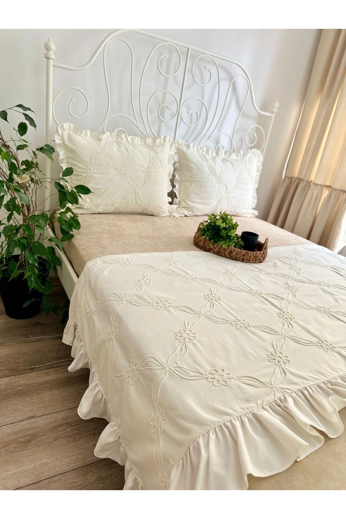 Tasarım Model Nakış İşlemeli Fırfır Detaylı Ekru Yatak Runner Set Fırfırlı Yatak Örtüsü
