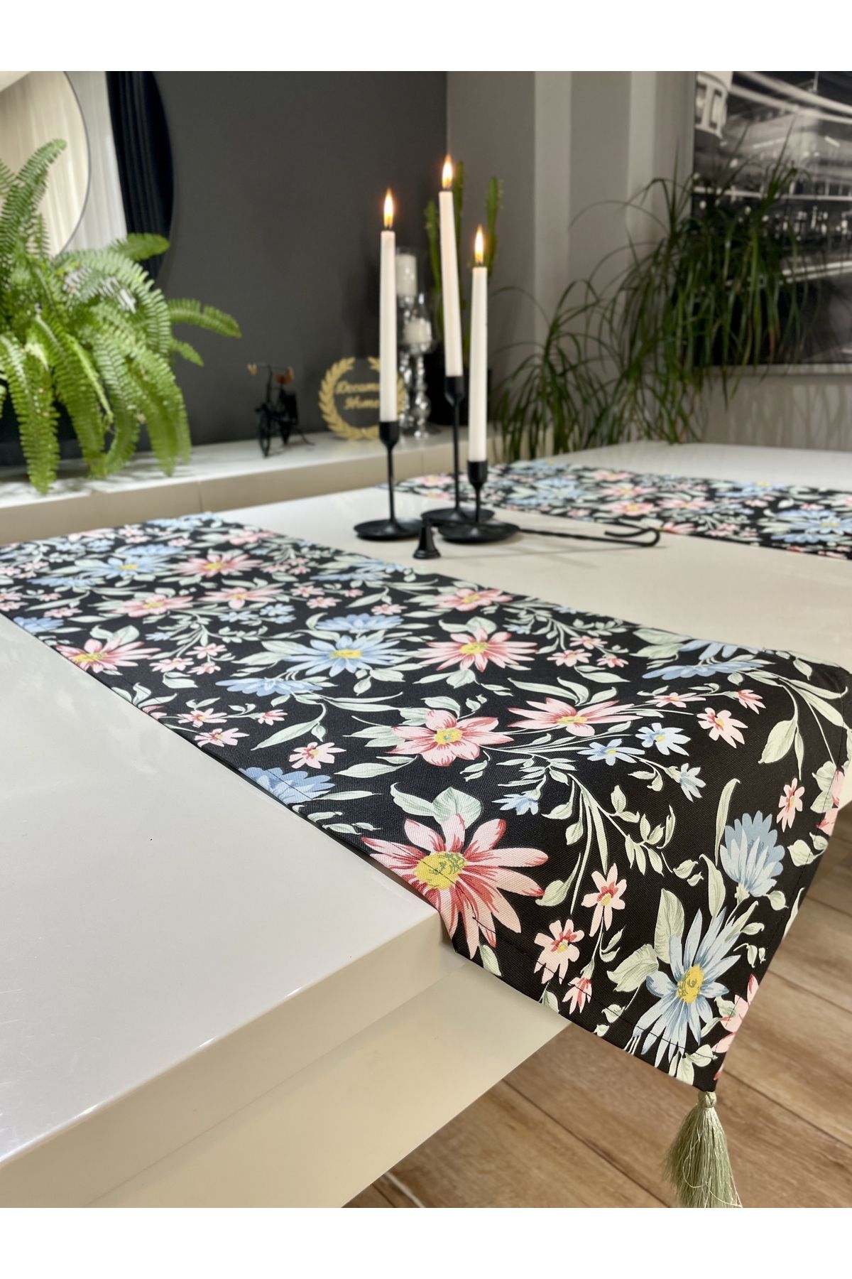 Siyah Dertsiz Çiçek Desenli Püsküllü Runner