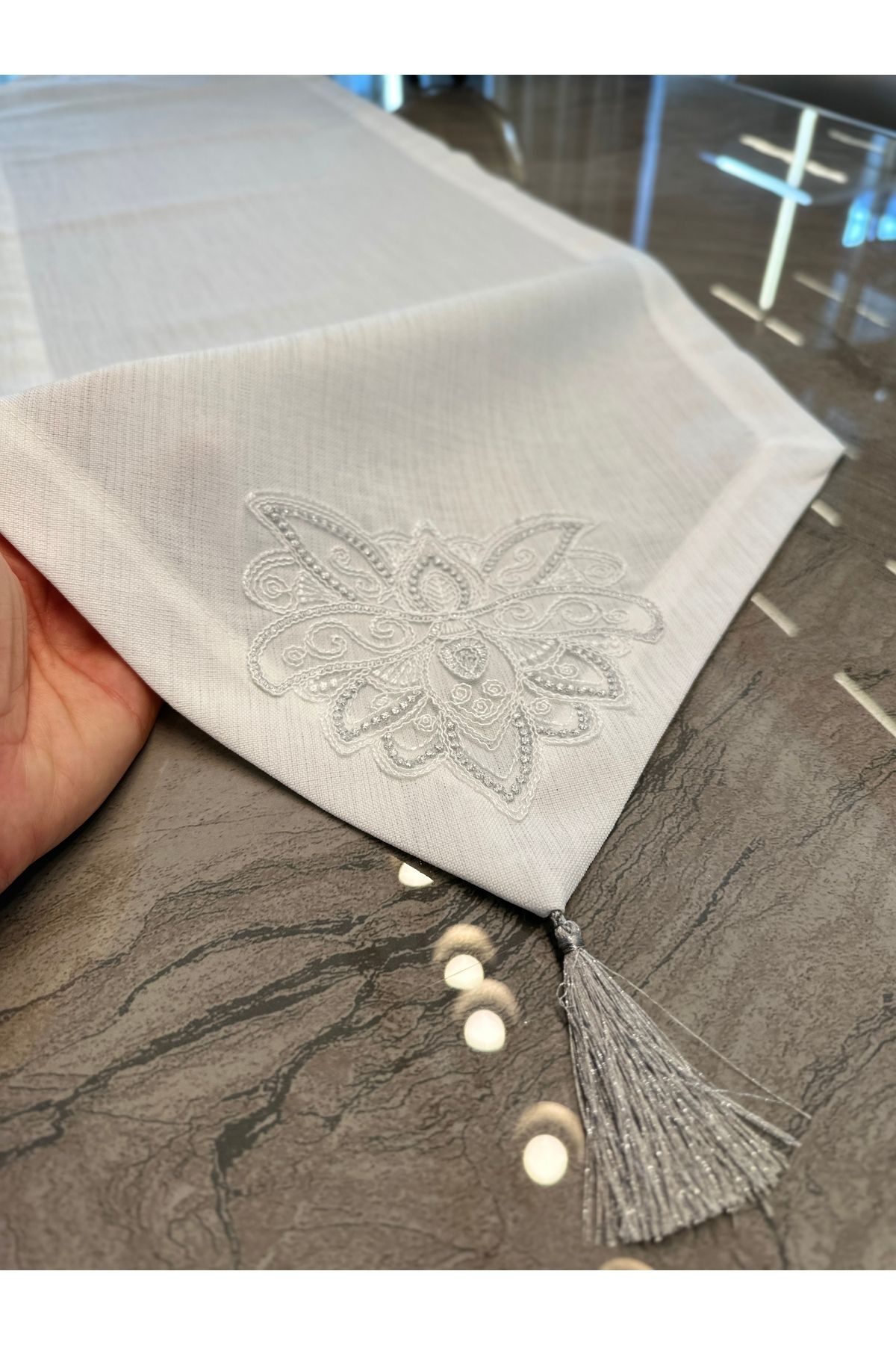 Fransız Dantelli Köşe Püsküllü Simli Runner