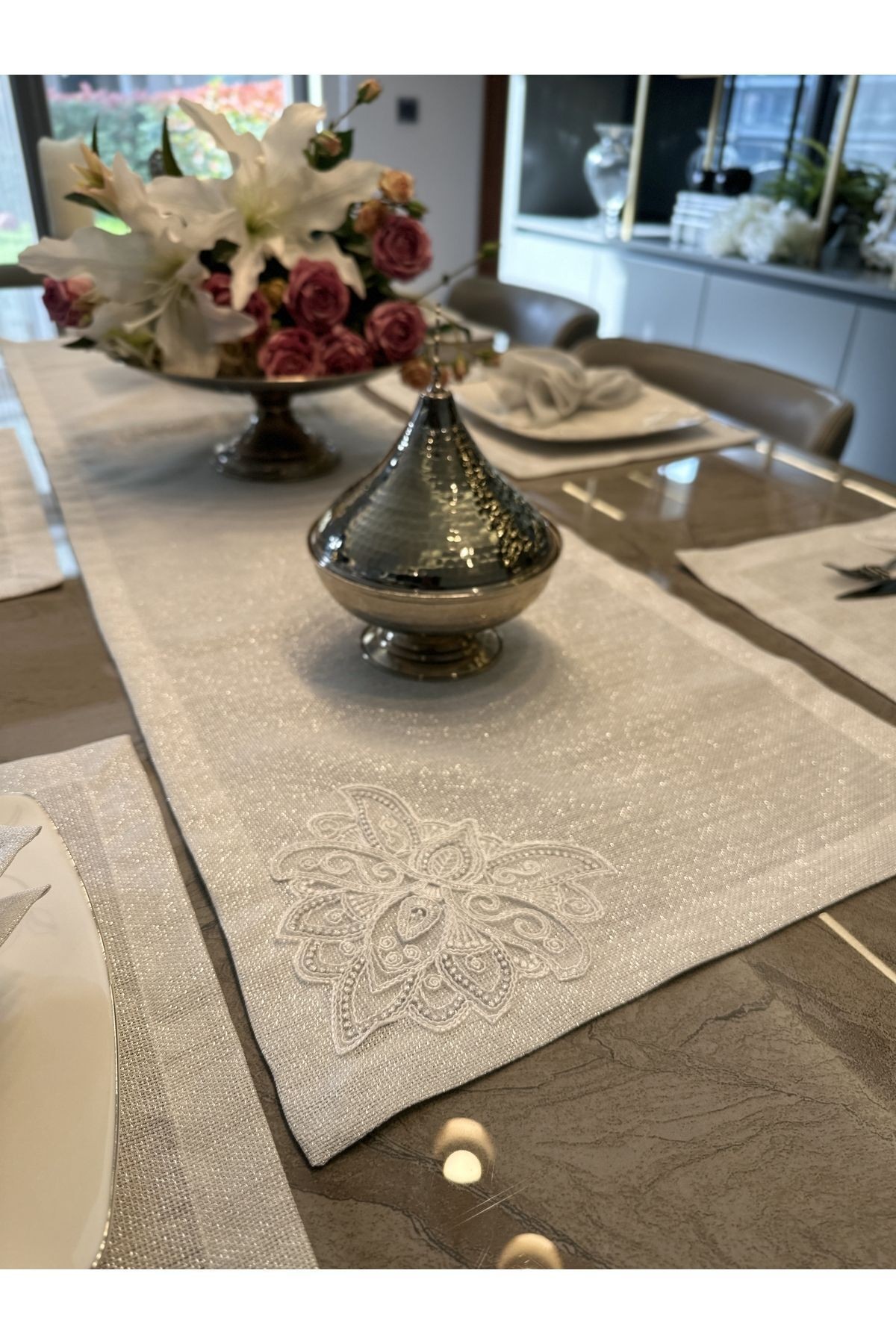 7 Parça Linen Fransız Dantelli Gümüş Simli Beyaz Amerikan Servis Ve Runner Set (PEÇETE DAHİL DEĞİL)