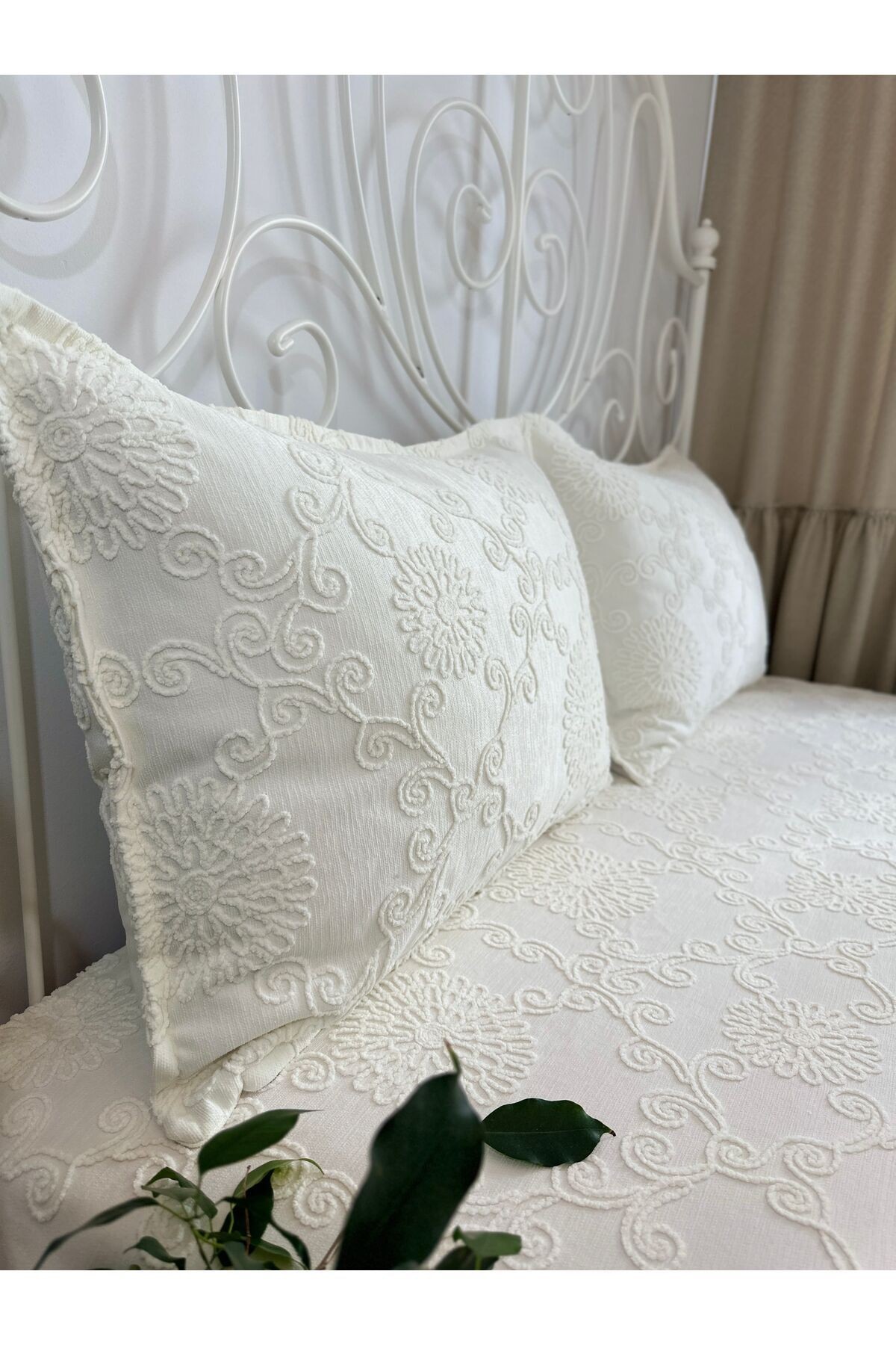 Nakışlı Kırık Beyaz Yatak Örtüsü Pike Takımı Çift Kişilik