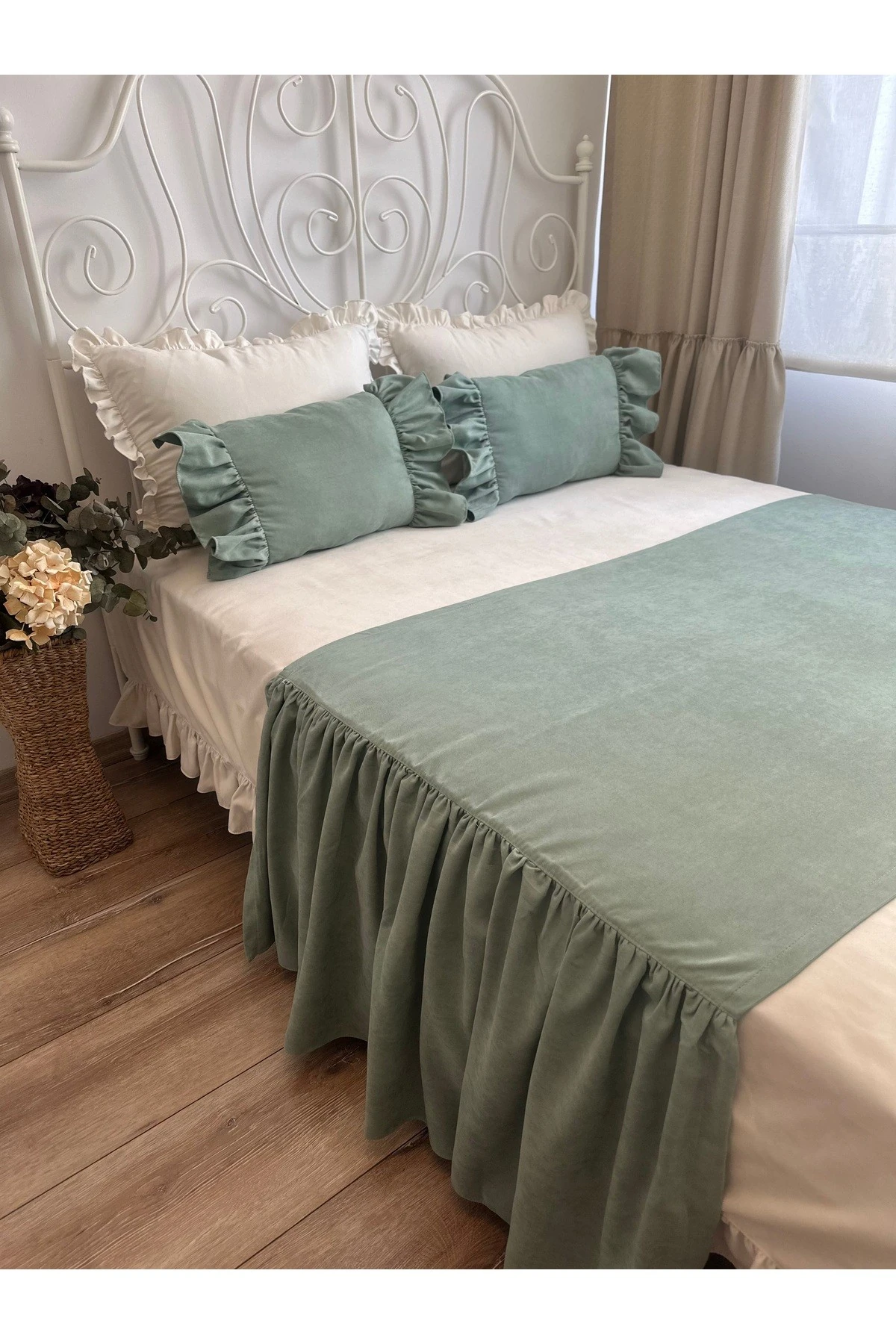 Adaçayı Yeşili Fırfırlı Yatak Runner ve İç Dolgulu Kırlent Seti Çift Kişilik 3 Parça - Açık yeşil