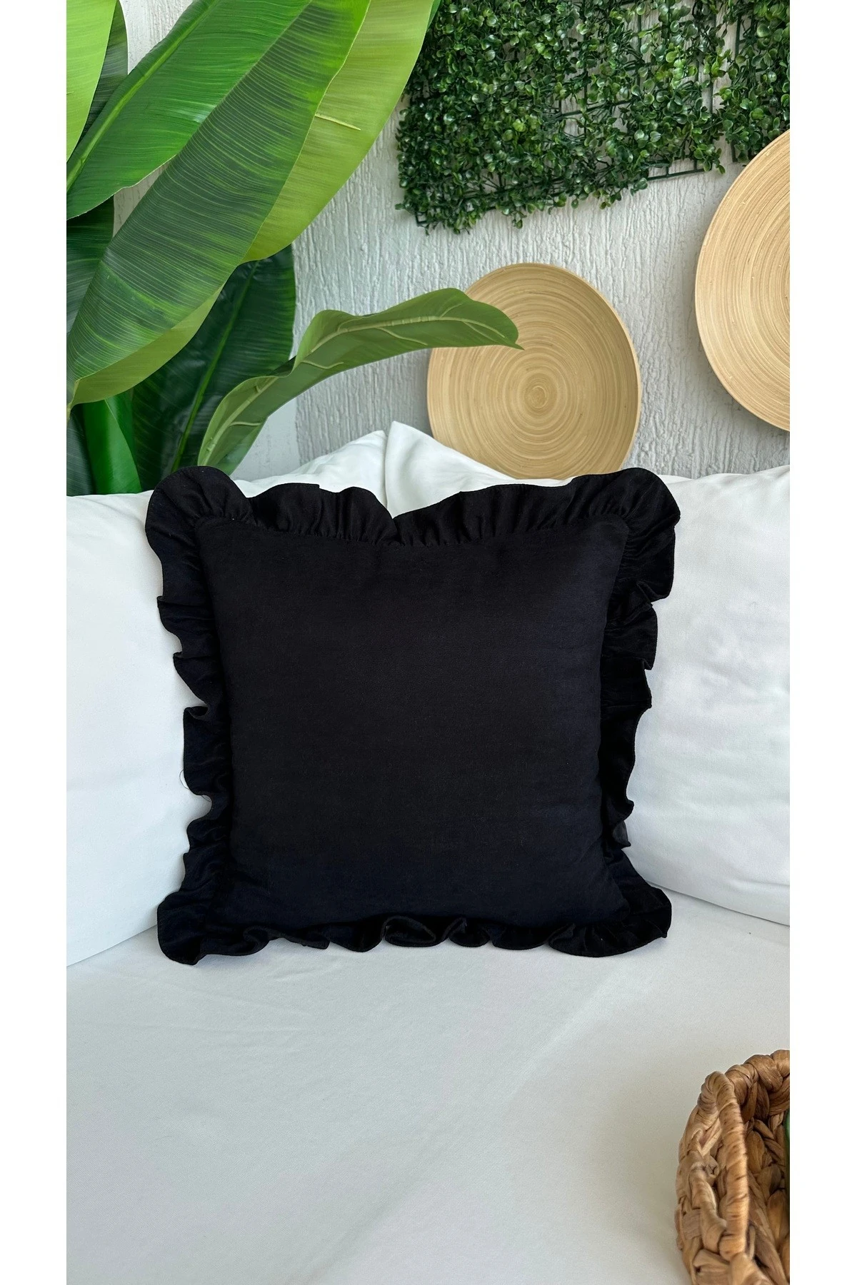 Kadife Doku Vintage Fırfırlı Siyah Renk Kırlent Kılıfı