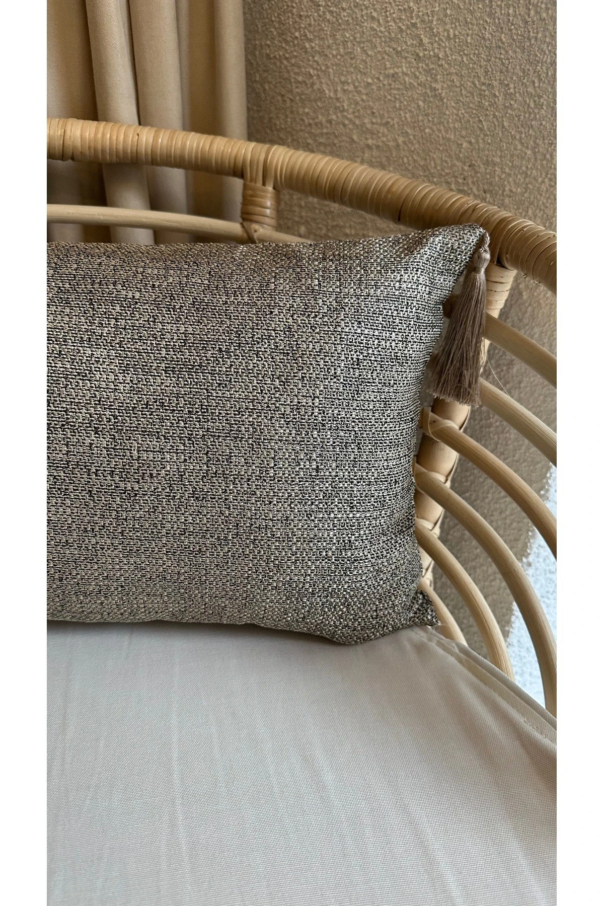 Püsküllü Gold Detaylı Kırlent Kılıfı 1 ad