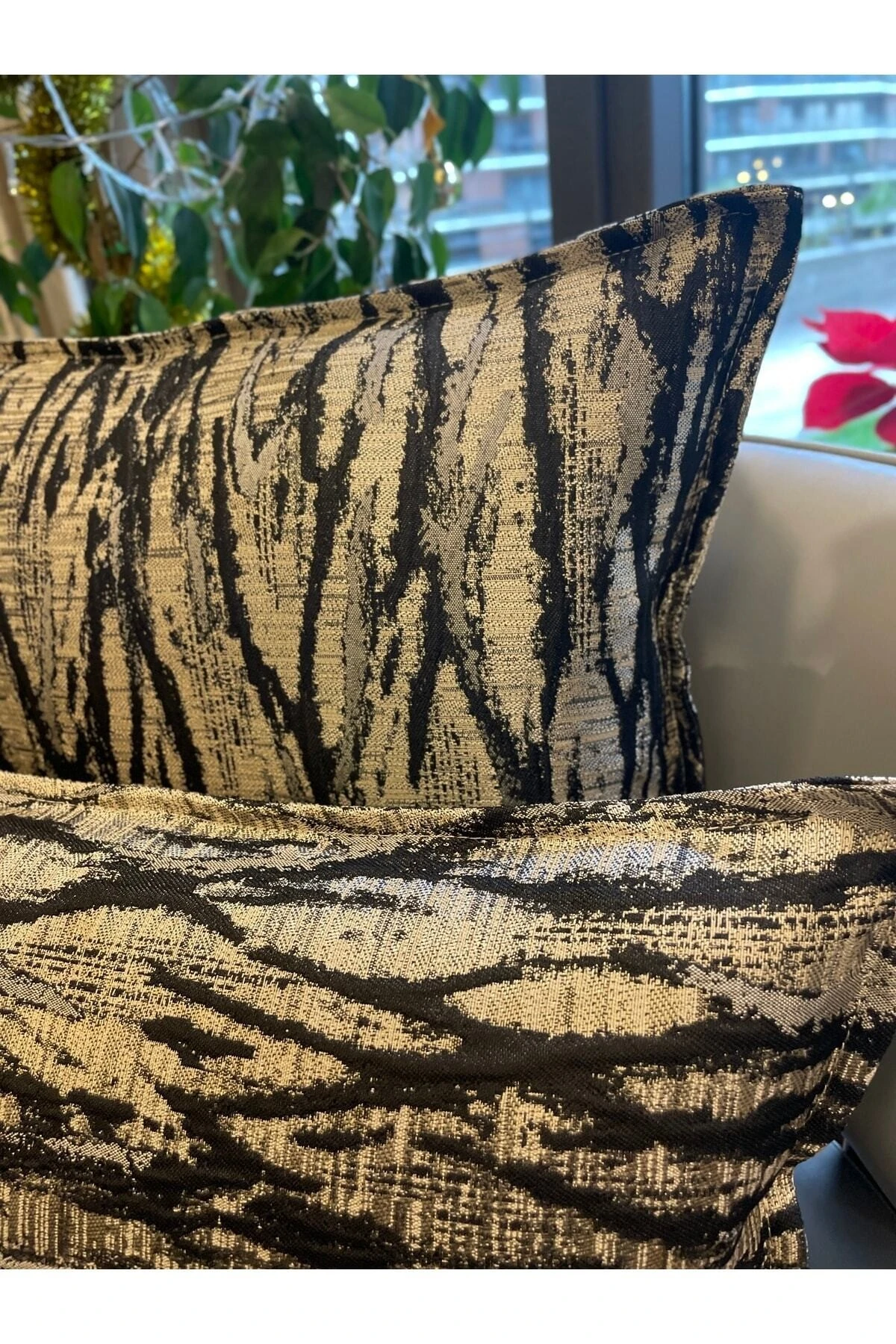 Siyah Gold Detaylı Kırlent Kılıfı