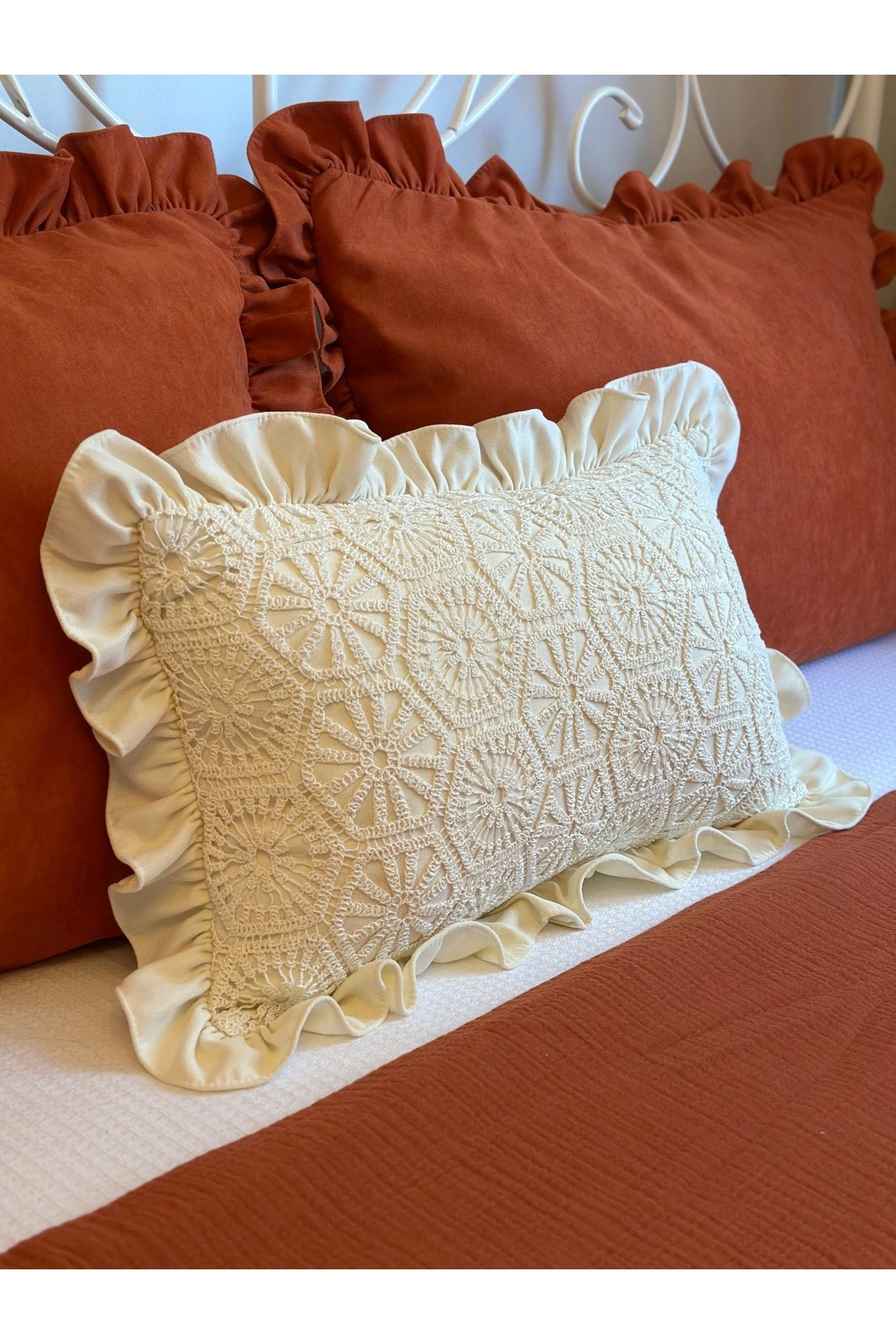 Ekru Dantel ve Fırfır Detaylı Tasarım Kırlent Kılıfı