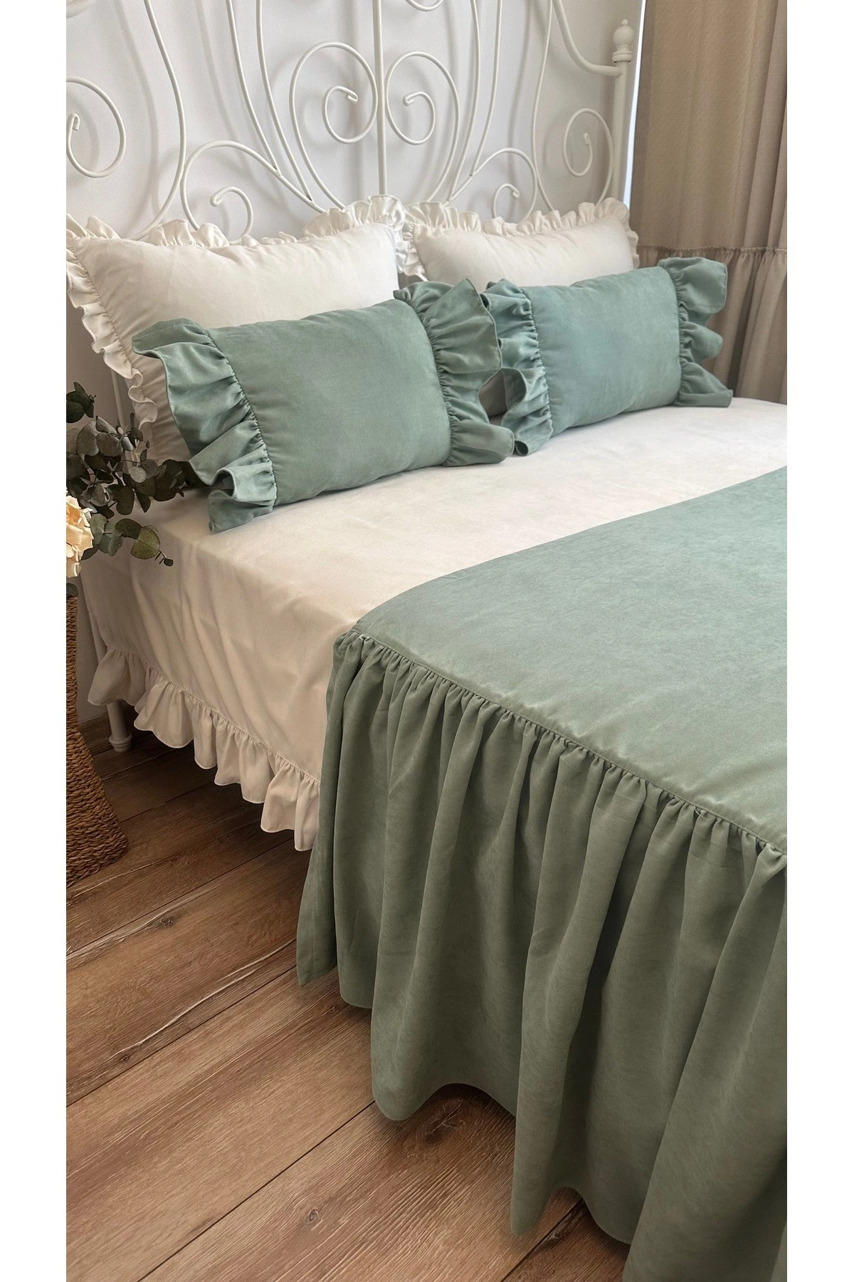 Adaçayı Yeşili Fırfırlı Yatak Runner ve İç Dolgulu Kırlent Seti Çift Kişilik 3 Parça