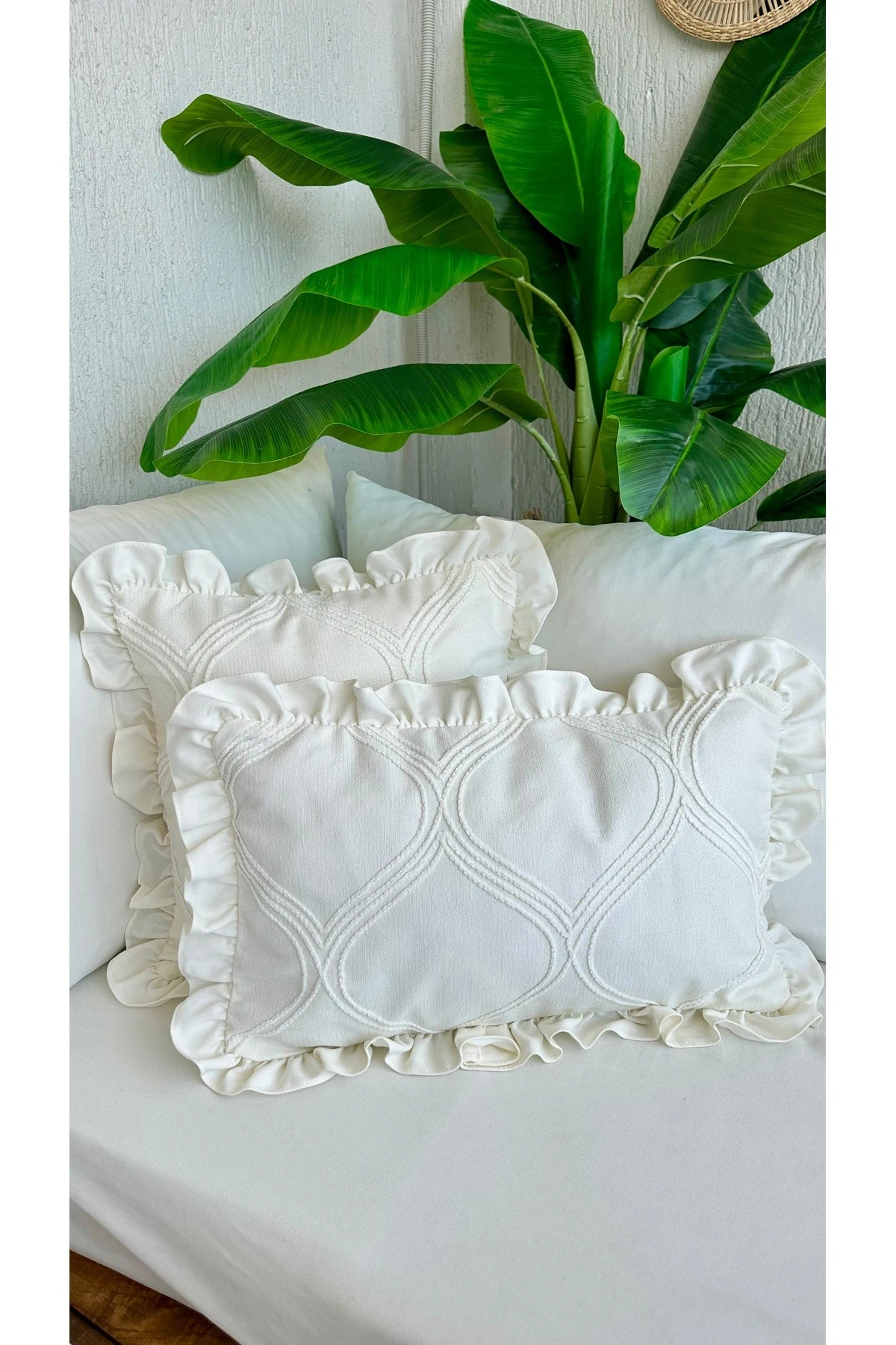 Nakış Detaylı Fırfırlı Ekru Kırlent Kılıfı 1 ADET