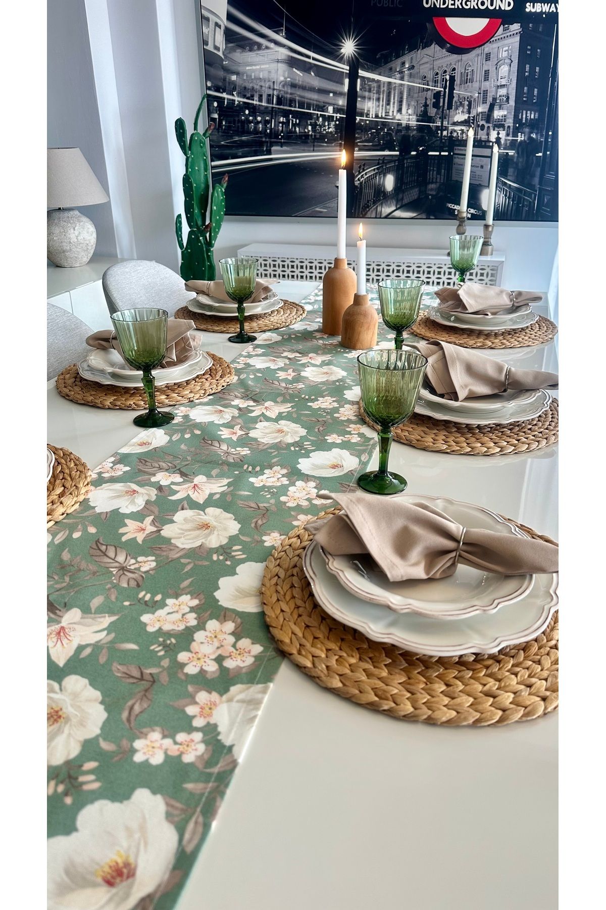 Leke Tutmaz Çiçek Desenli Yeşil Ekru Runner