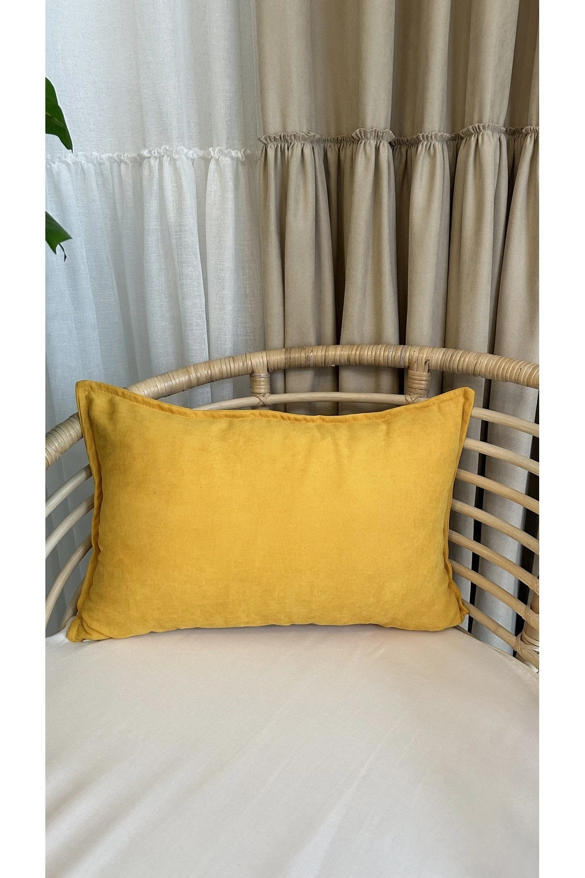 Kadife Dokulu Hardal Sarı Kırlent Kılıfı