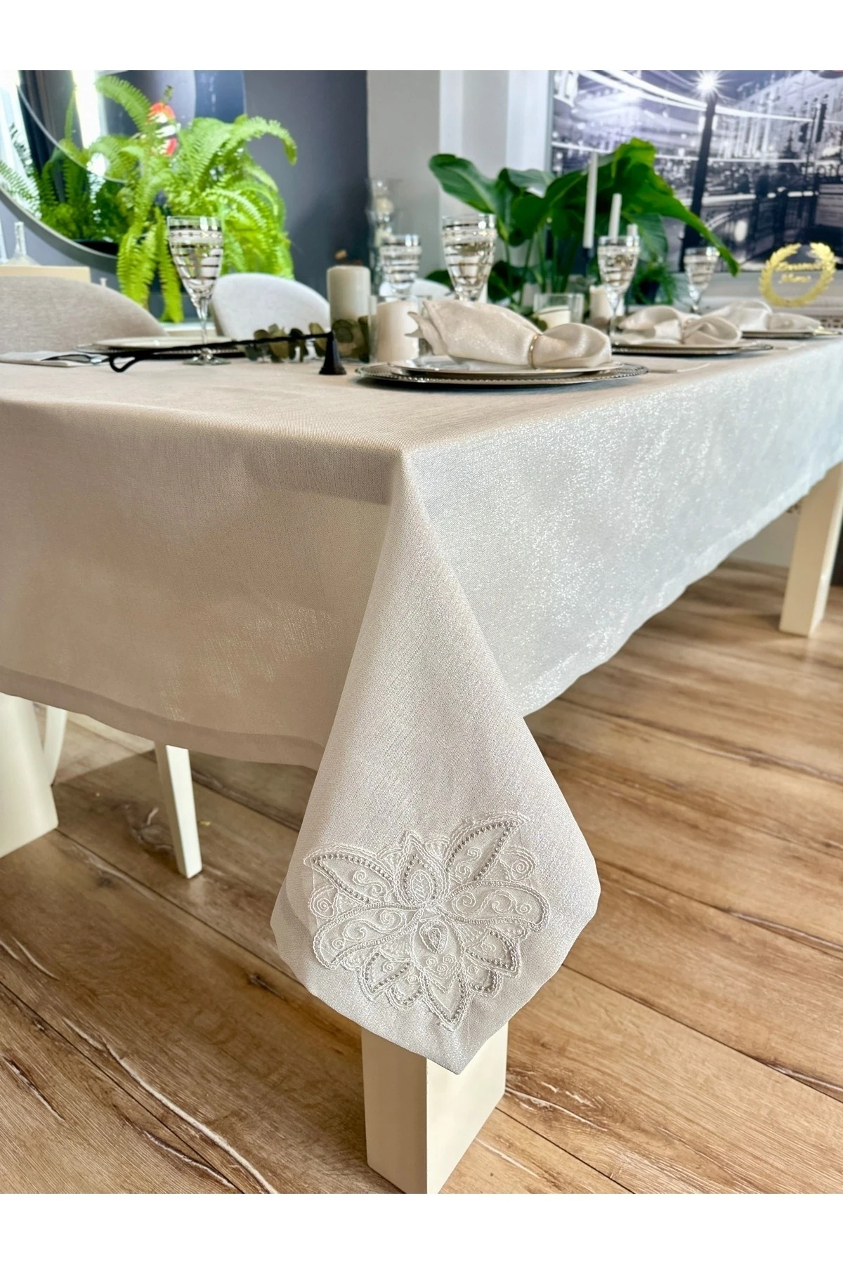 Keten Dokulu Simli Köşe Fransız Dantelli Masa Örtüsü