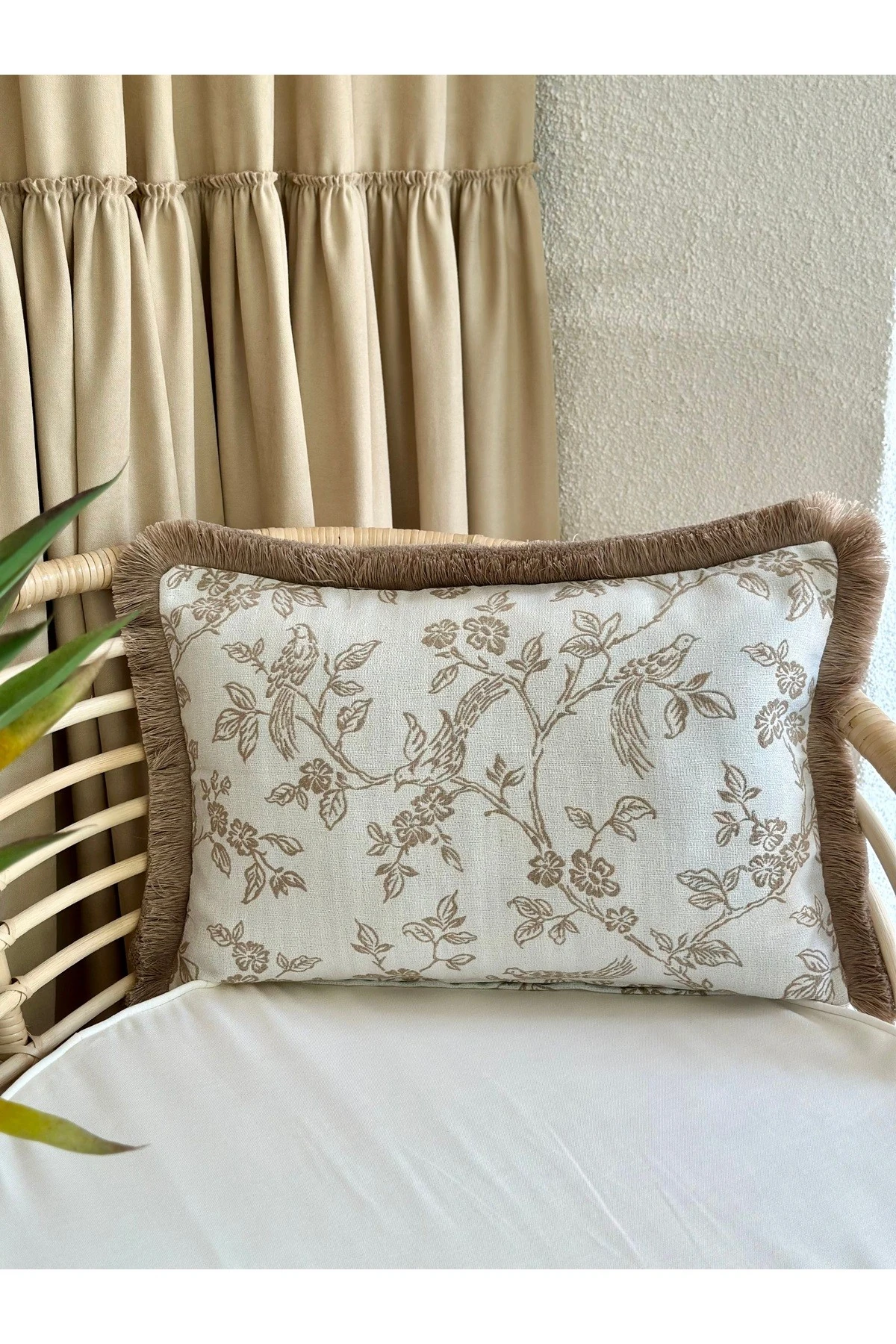 Püsküllü Kuş Desenli Bej Kırlent Kılıfı Dokuma Kumaş 1 ADET