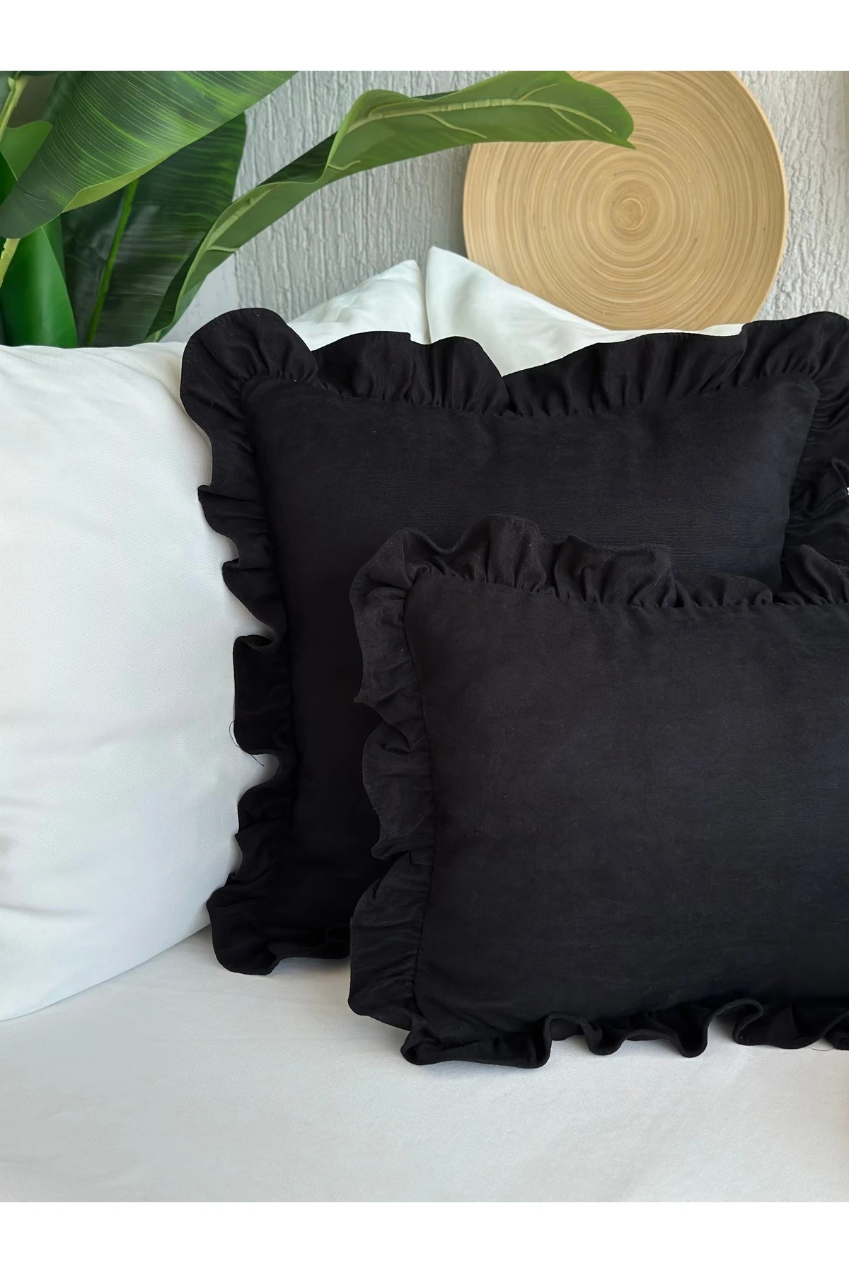 Kadife Doku Vintage Fırfırlı Siyah Renk Kırlent Kılıfı