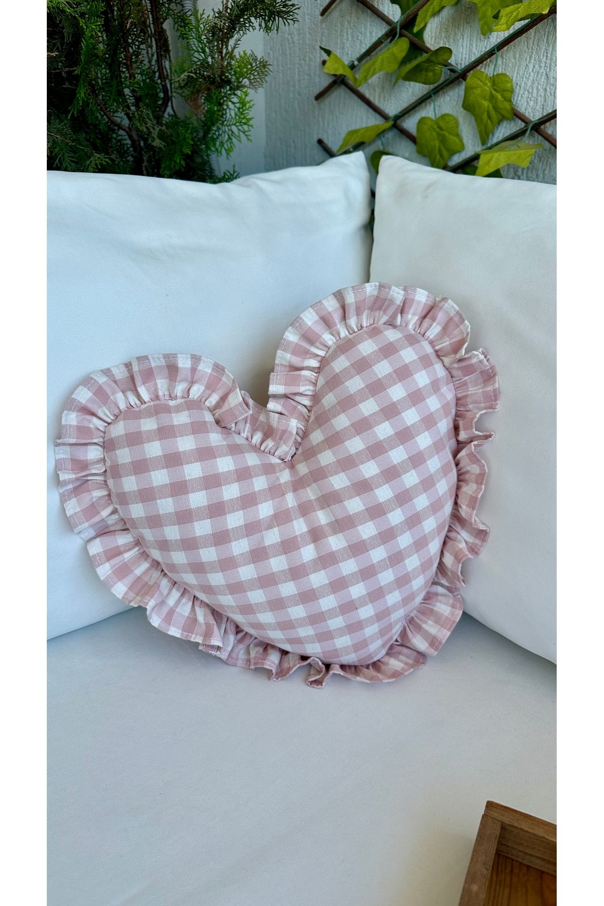 Kumaş Fırfırlı Kalp Yastık