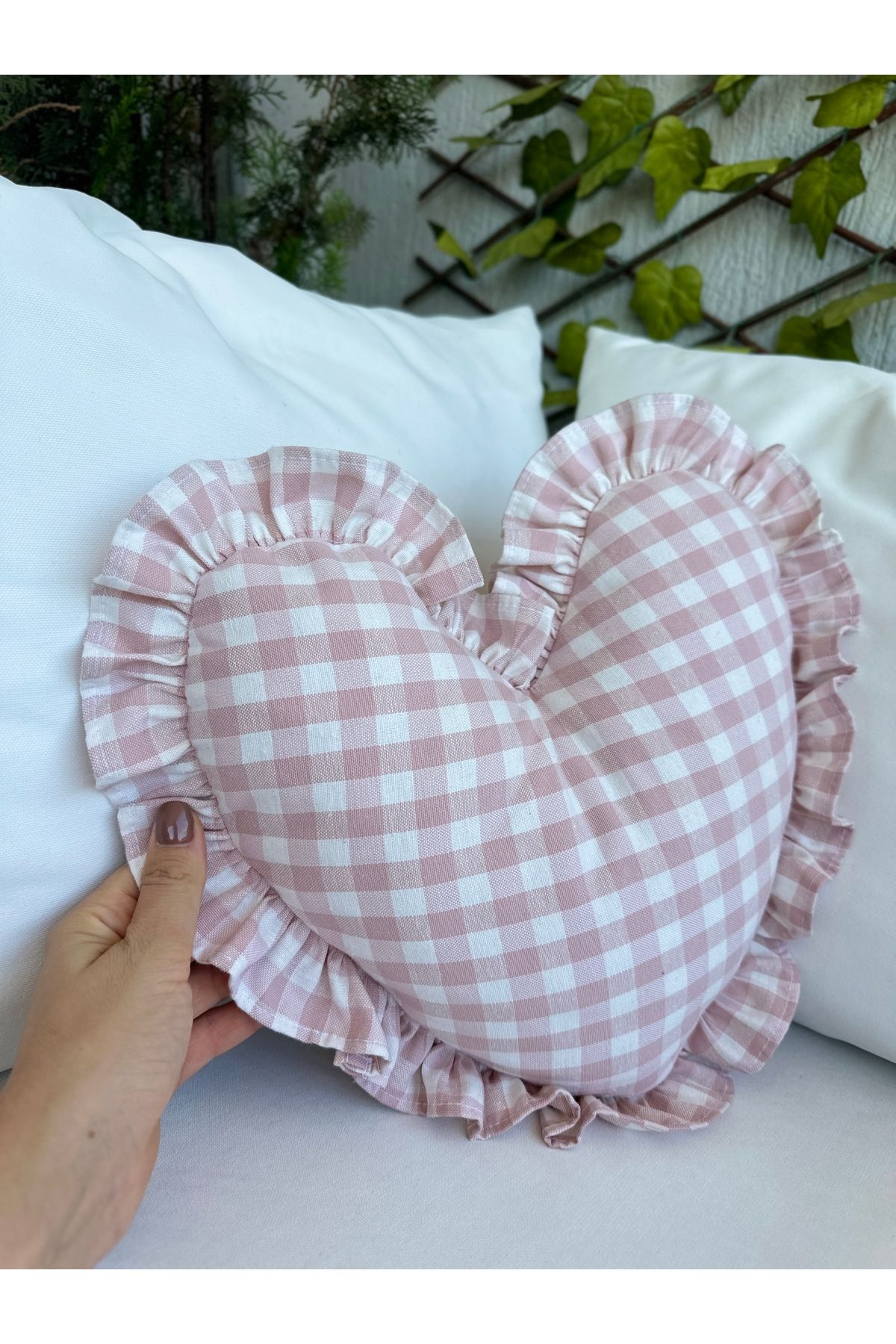 Kumaş Fırfırlı Kalp Yastık