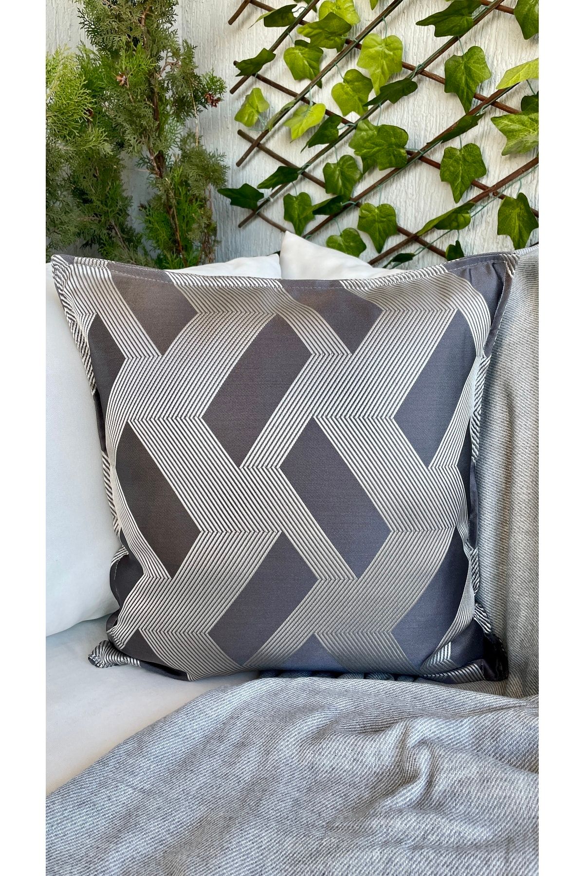 Parlak Detaylı Füme Koyu Gri Salon Kırlent Kılıfı