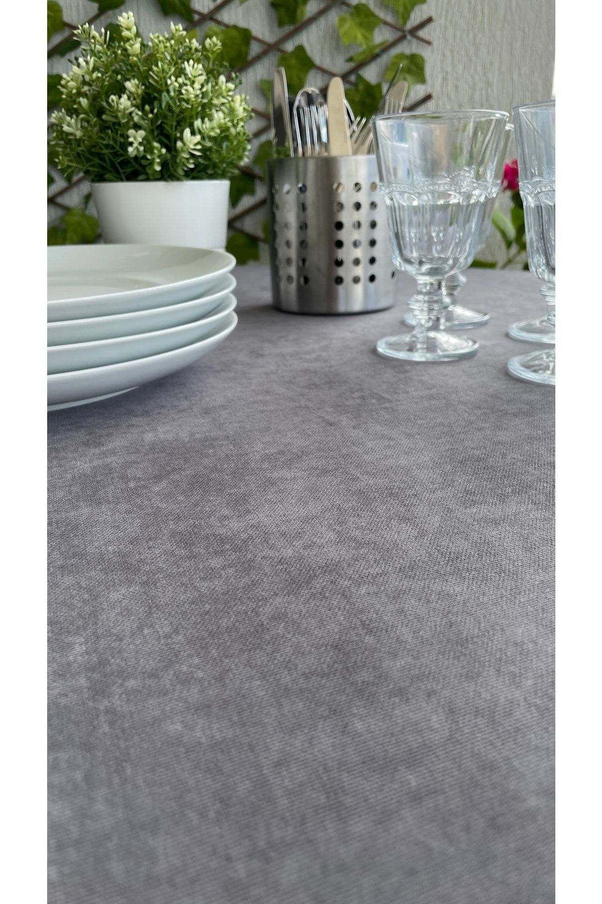 Kadife Dokulu Dertsiz Vintage Fırfırlı Füme Gri Yuvarlak Masa Örtüsü