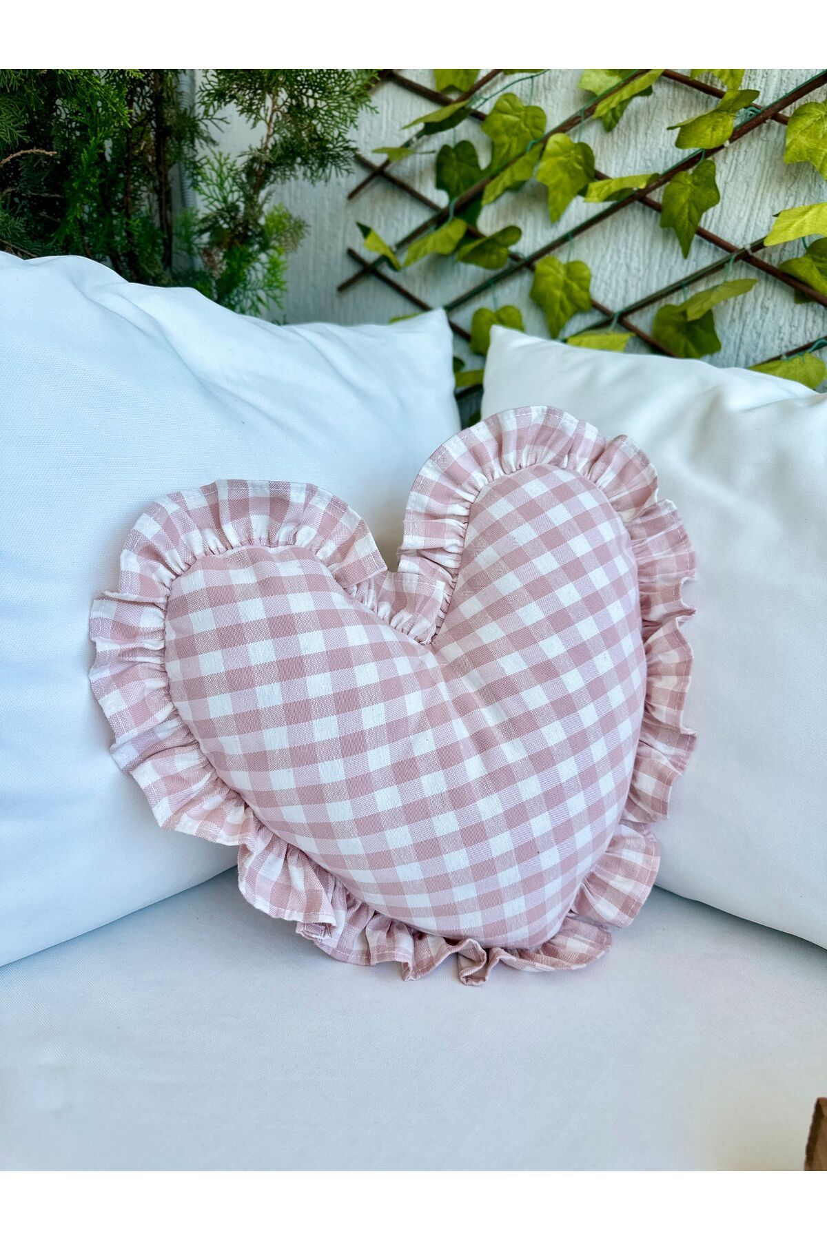 Kumaş Fırfırlı Kalp Yastık