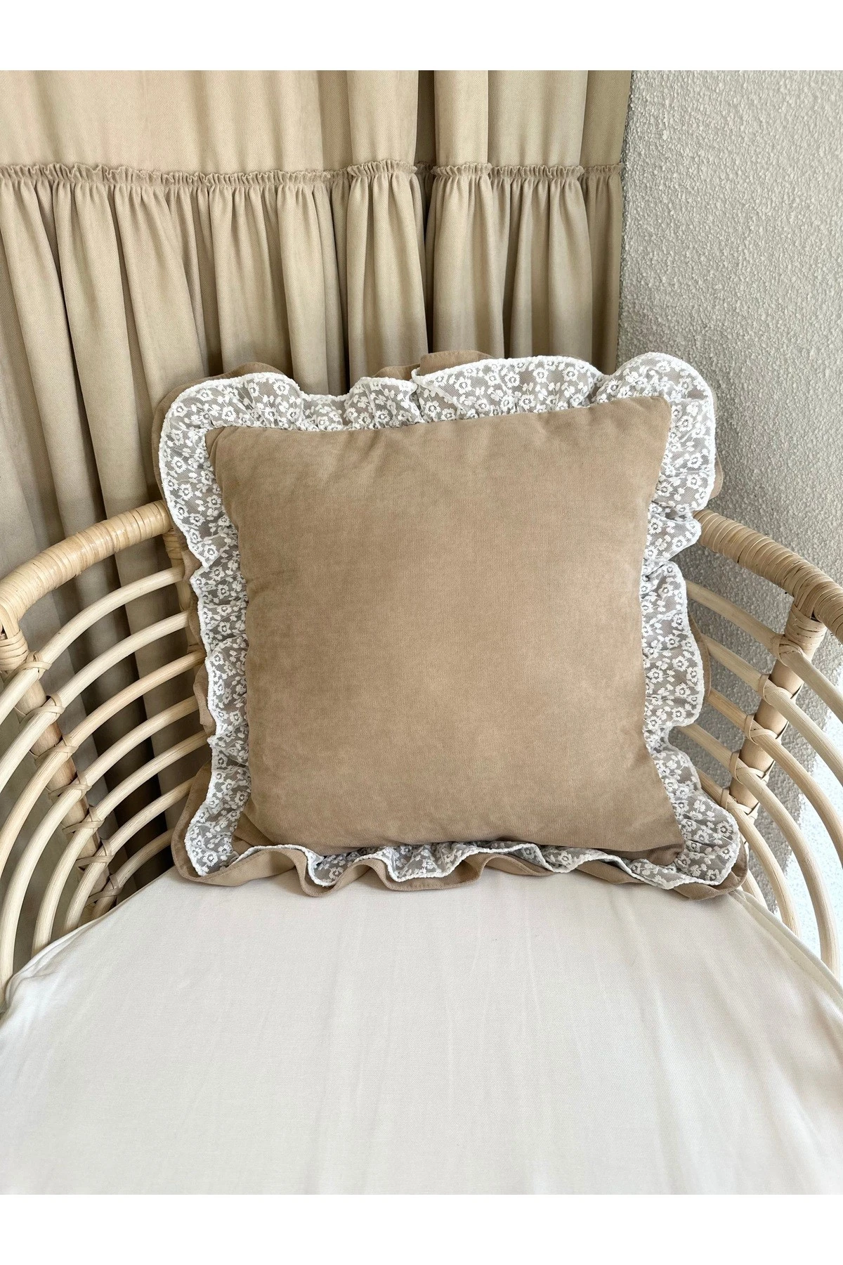 Dantel Detaylı Sütlü Kahve Fırfırlı Kırlent Kılıfı