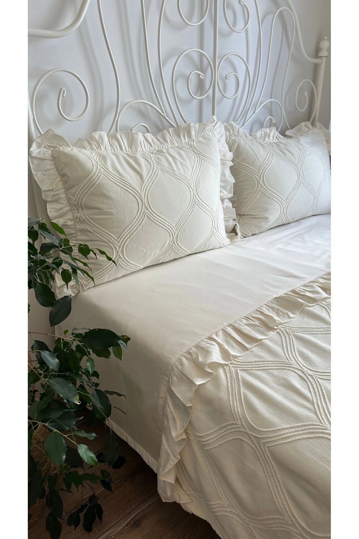 Magnolia Tasarım Ekru Fırfırlı Yatak Örtüsü Çift Kişilik 3 Parça