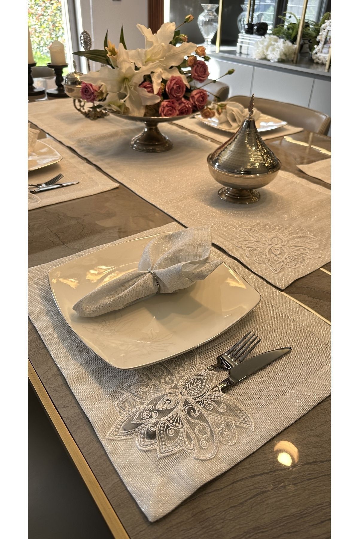 7 Parça Linen Fransız Dantelli Gümüş Simli Beyaz Amerikan Servis Ve Runner Set (PEÇETE DAHİL DEĞİL)