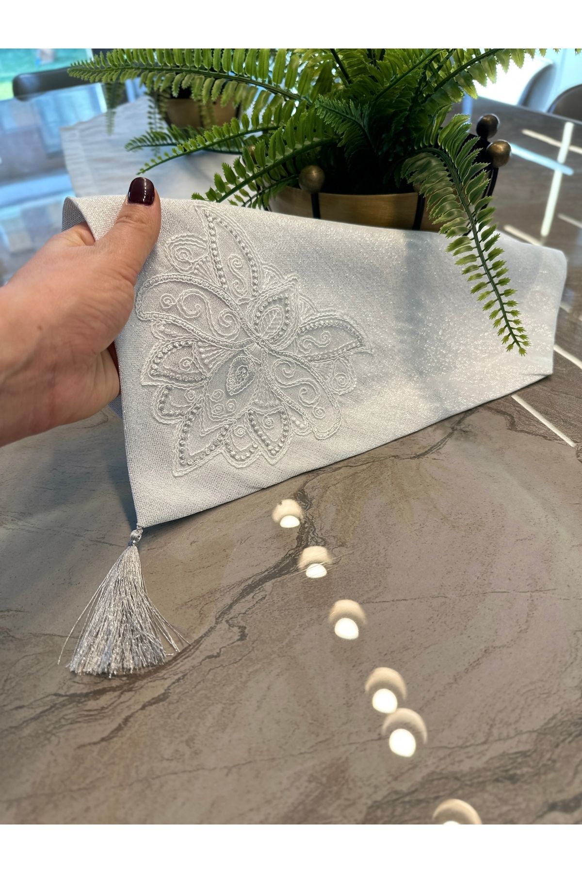 Fransız Dantelli Köşe Püsküllü Simli Runner