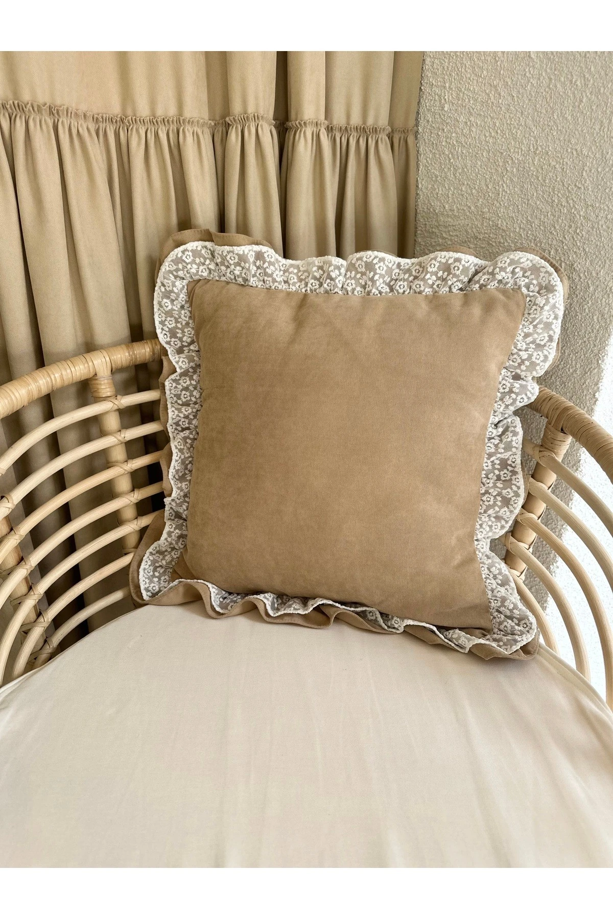 Dantel Detaylı Sütlü Kahve Fırfırlı Kırlent Kılıfı