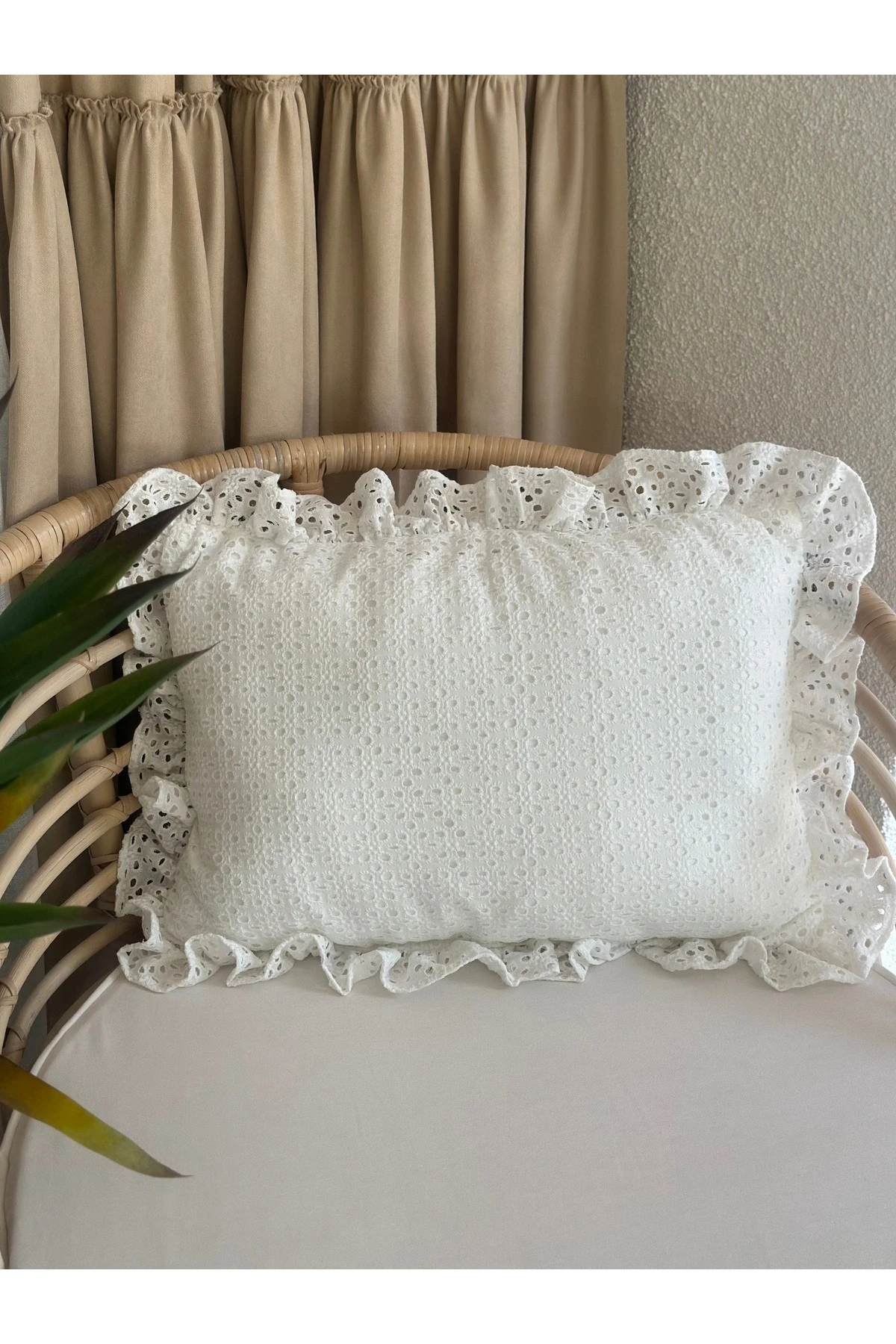 Beyaz Fisto Fırfırlı Kırlent Kılıfı