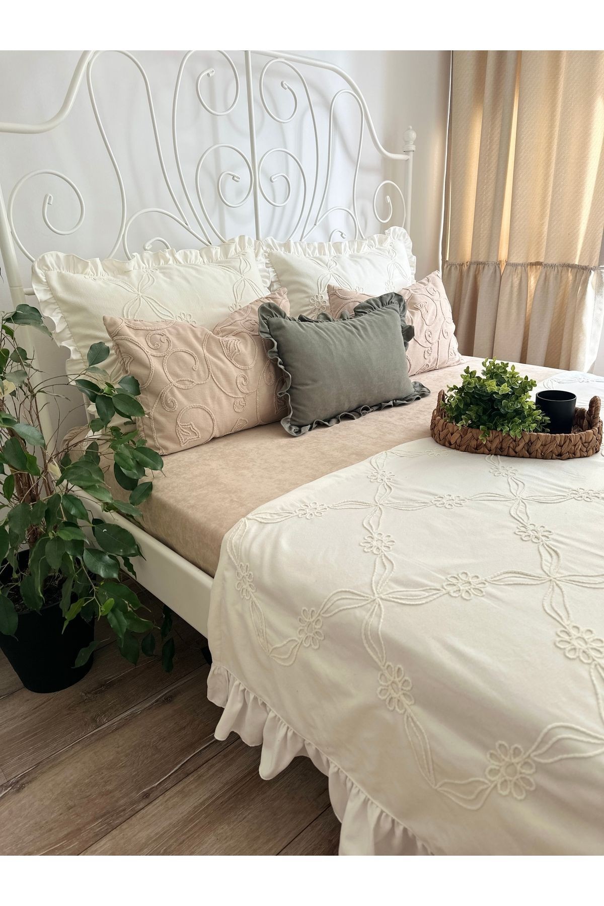 Tasarım Model Nakış İşlemeli Fırfır Detaylı Ekru Yatak Runner Set Fırfırlı Yatak Örtüsü