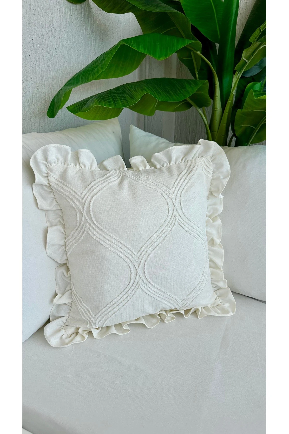 Nakış Detaylı Fırfırlı Ekru Kırlent Kılıfı 1 ADET