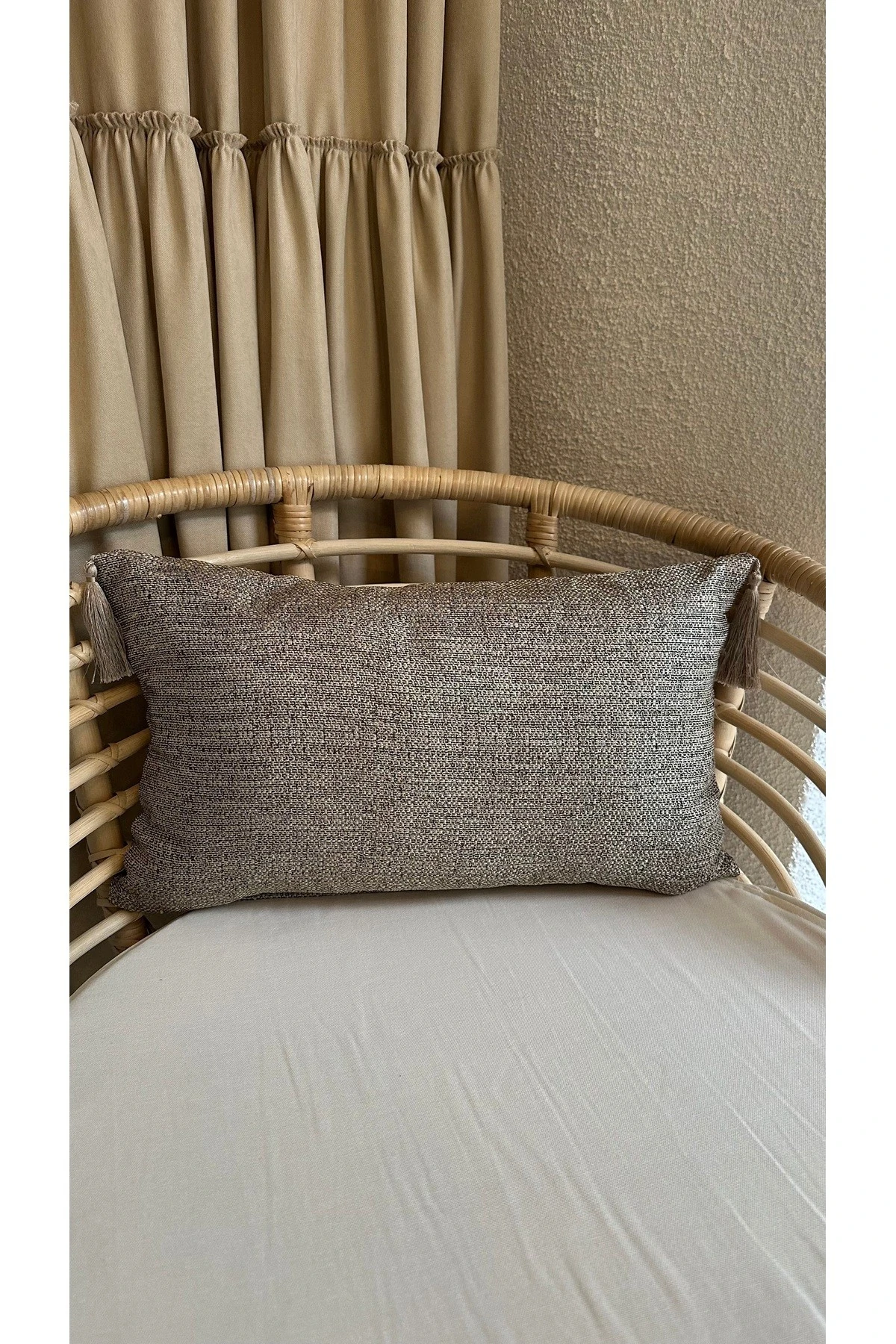 Püsküllü Gold Detaylı Kırlent Kılıfı 1 ad