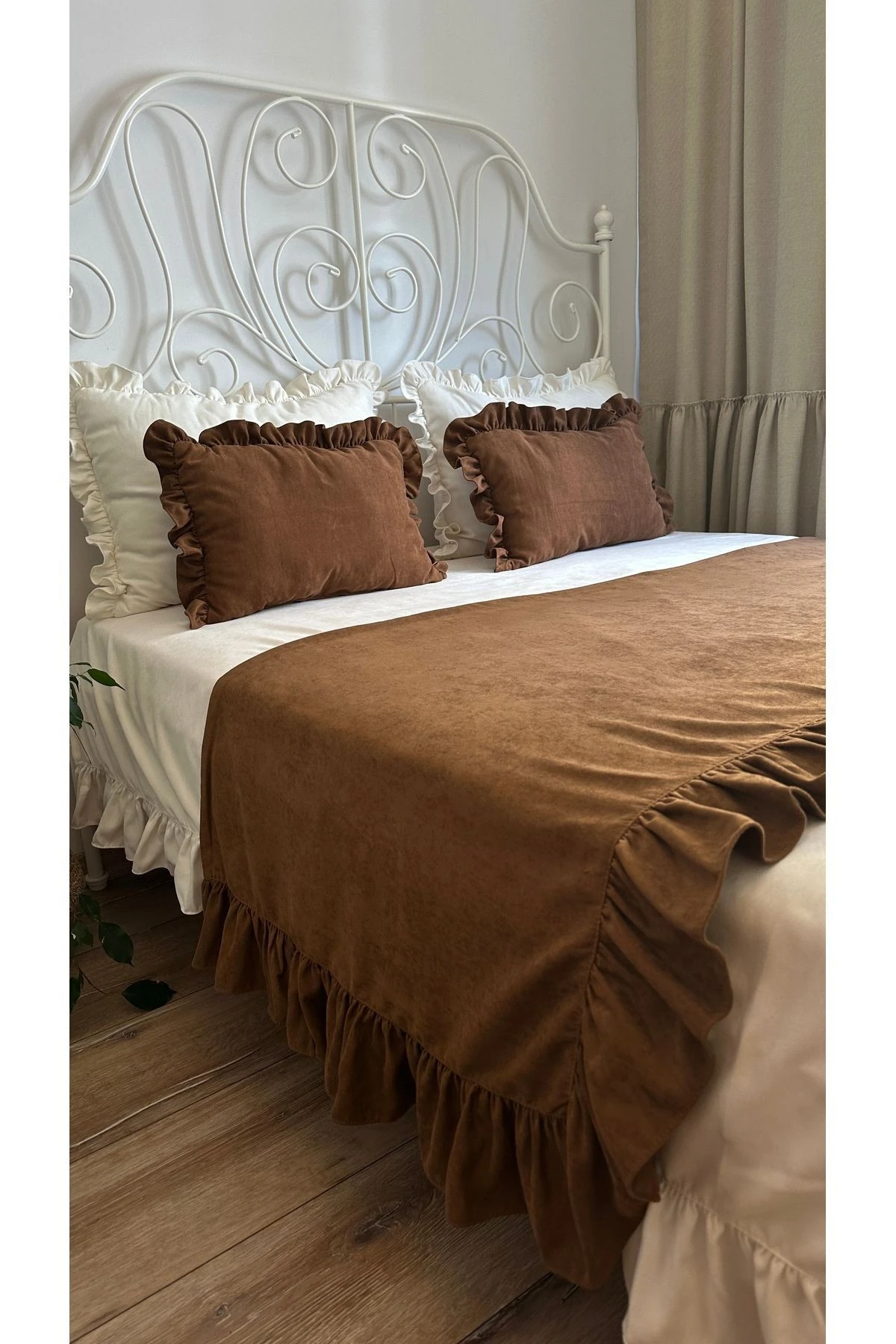 Adaçayı Yeşili Fırfırlı Yatak Runner ve İç Dolgulu Kırlent Seti Çift Kişilik 3 Parça - Kahverengi