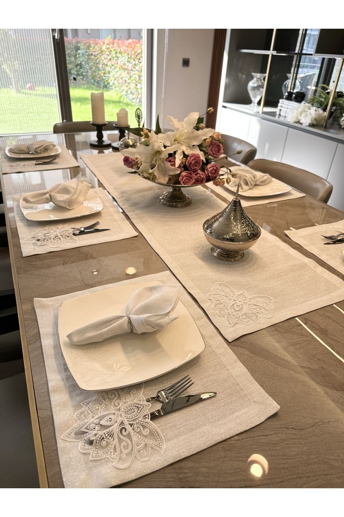 7 Parça Linen Fransız Dantelli Gümüş Simli Beyaz Amerikan Servis Ve Runner Set (PEÇETE DAHİL DEĞİL)