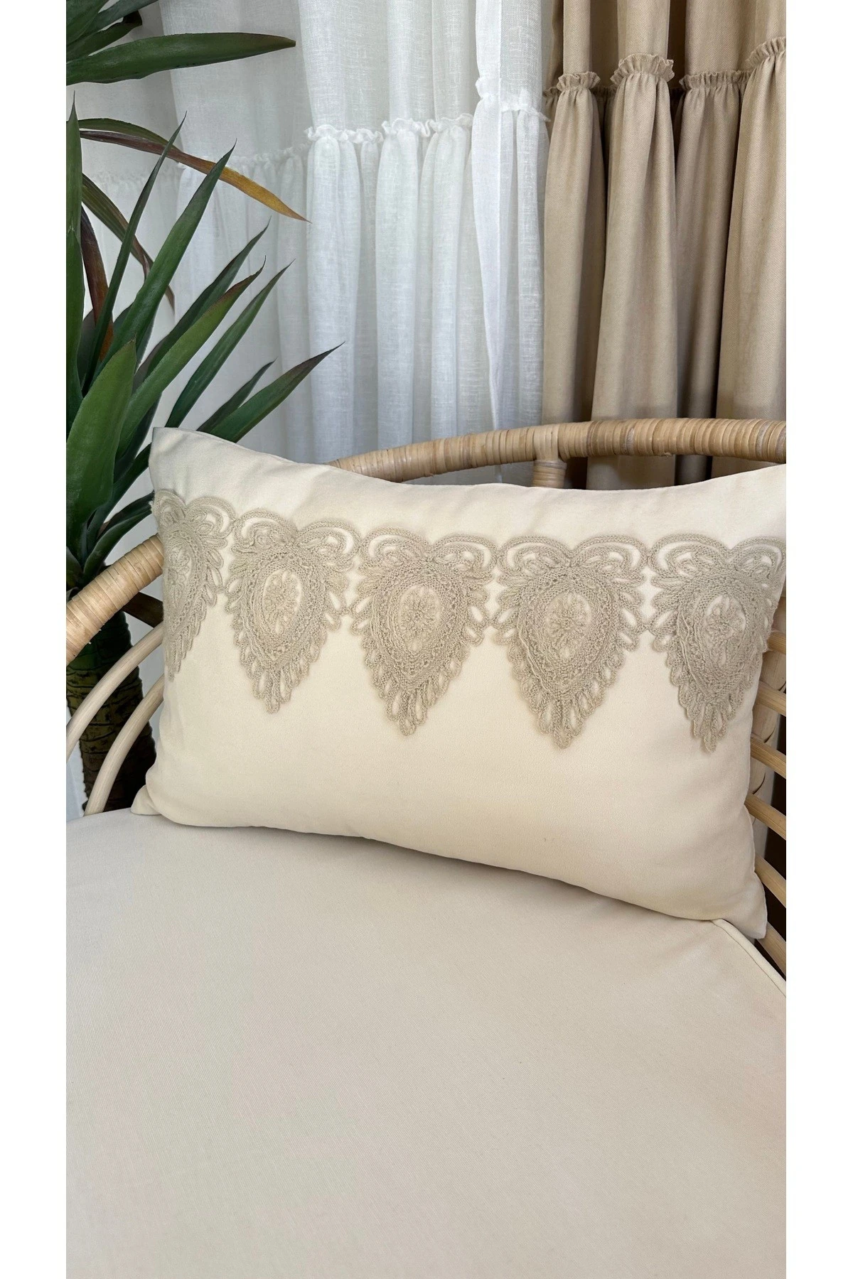 Dantel Detaylı Krem Dikdörtgen Kırlent Kılıfı 50 x 30